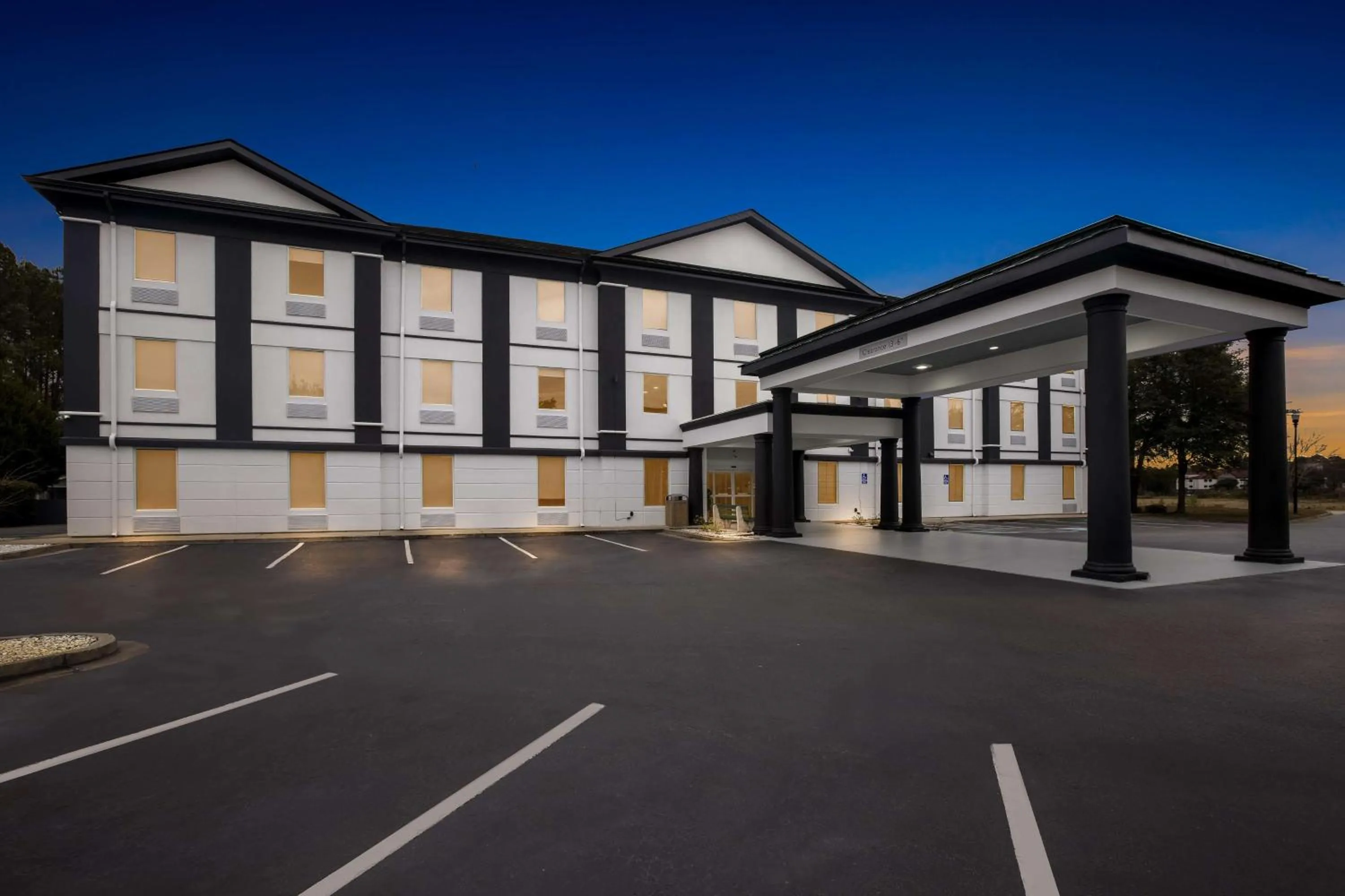 Property building in Sonesta Essential Savannah