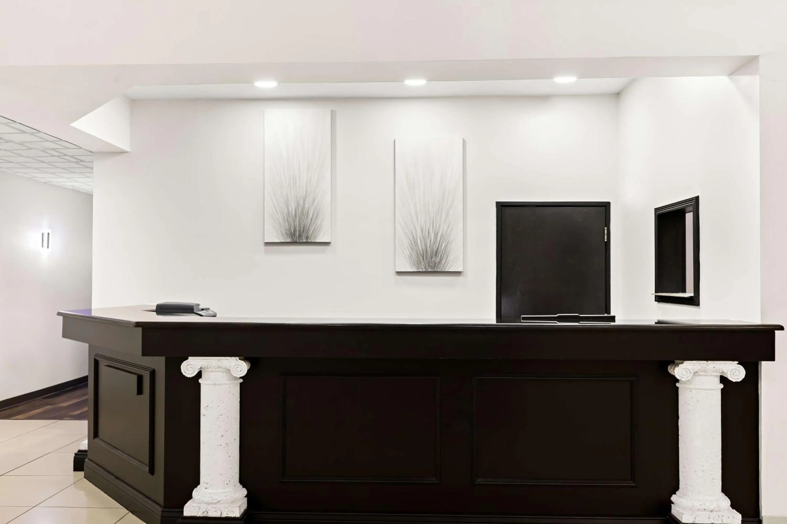 Lobby or reception in Sonesta Essential Savannah