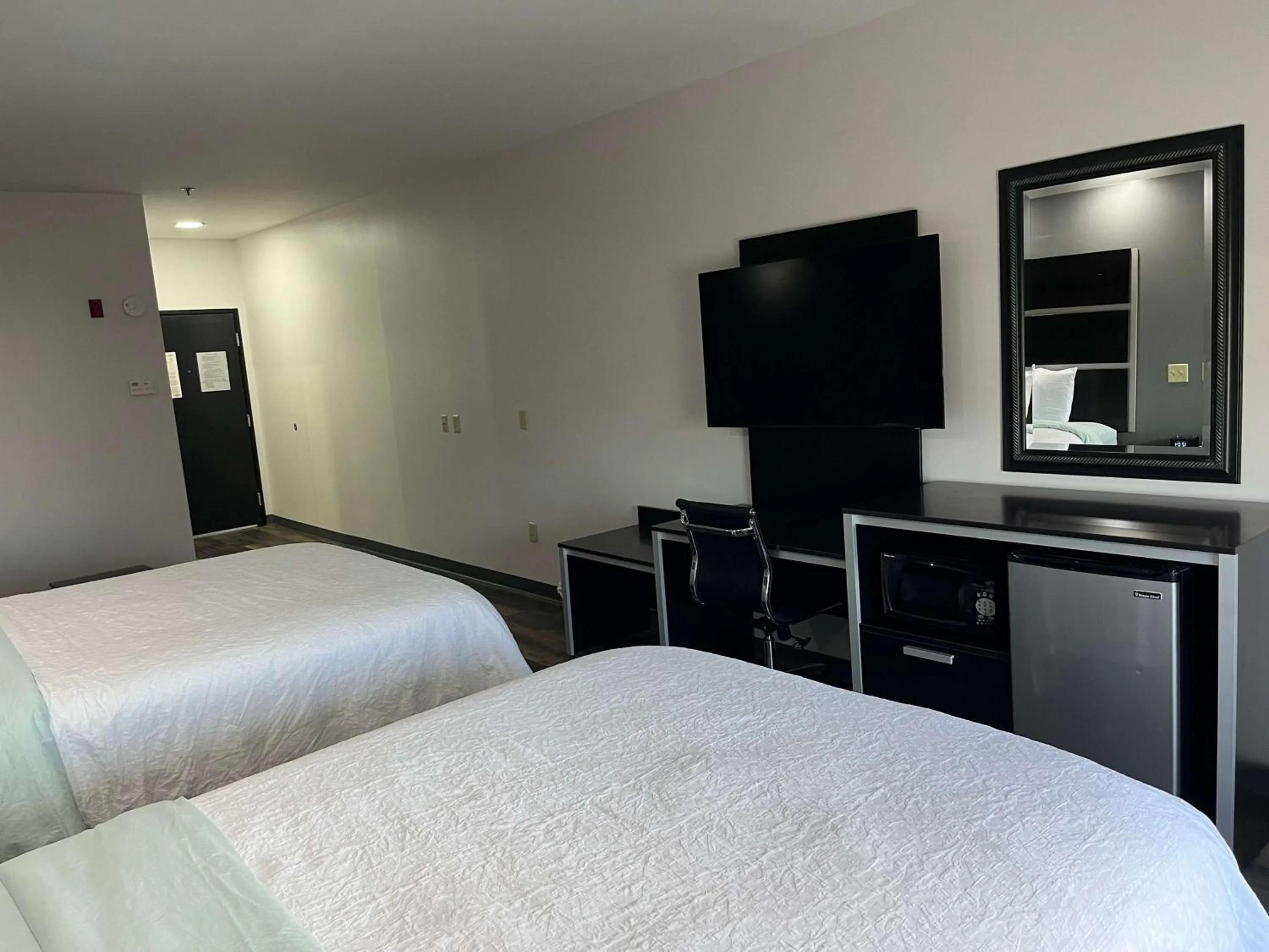 Bedroom, Bed in Sonesta Essential Savannah