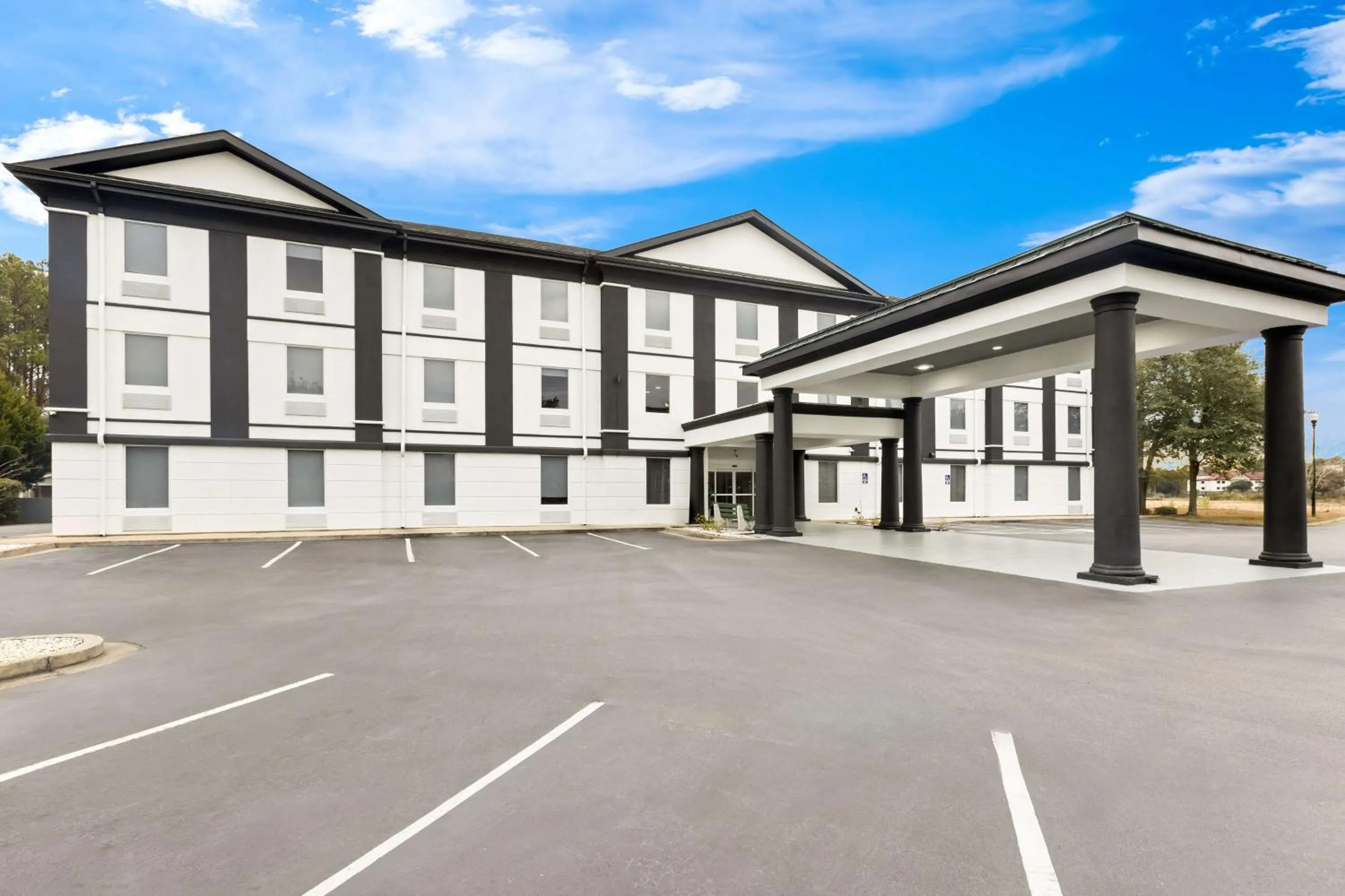 Property building in Sonesta Essential Savannah