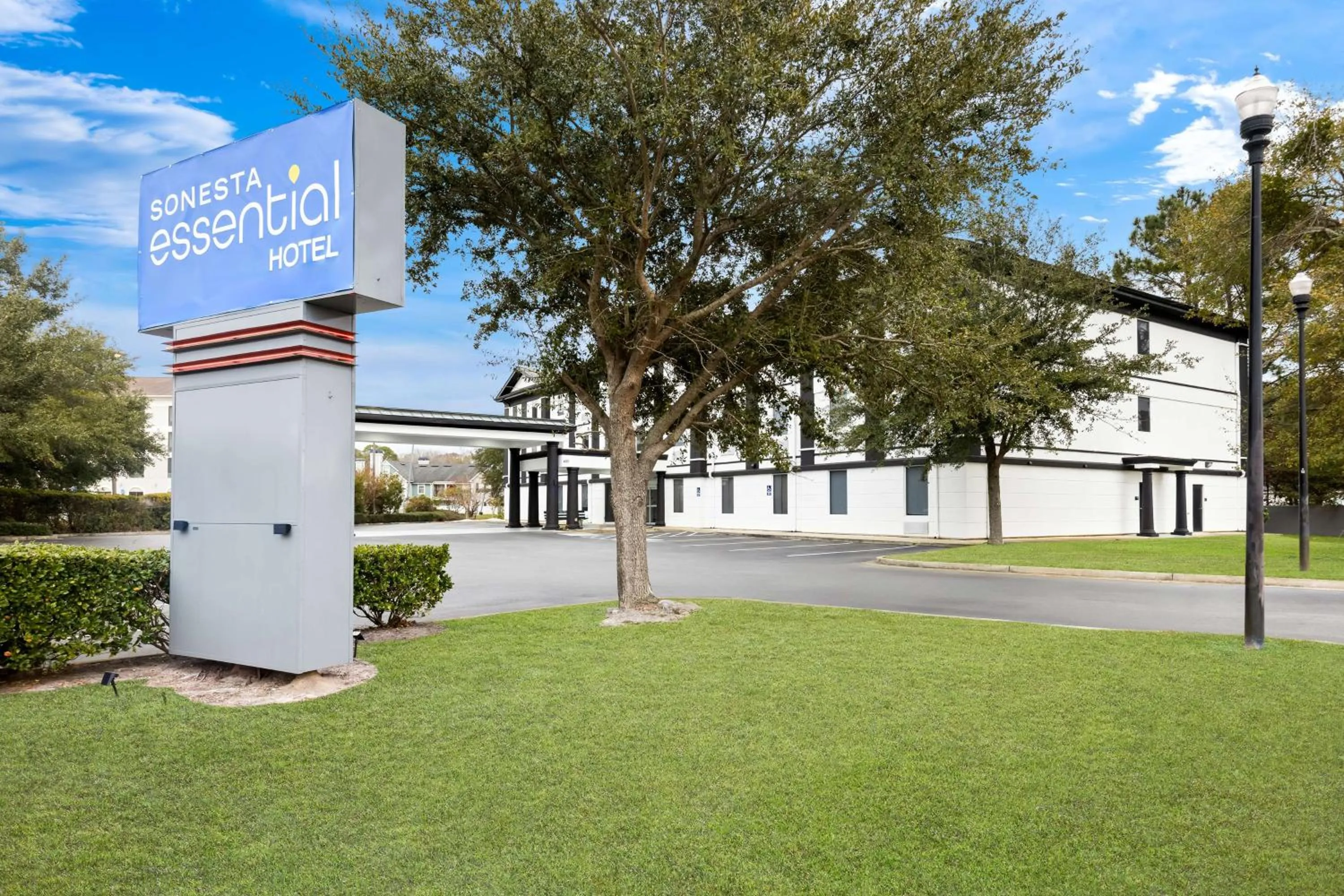 Property building in Sonesta Essential Savannah