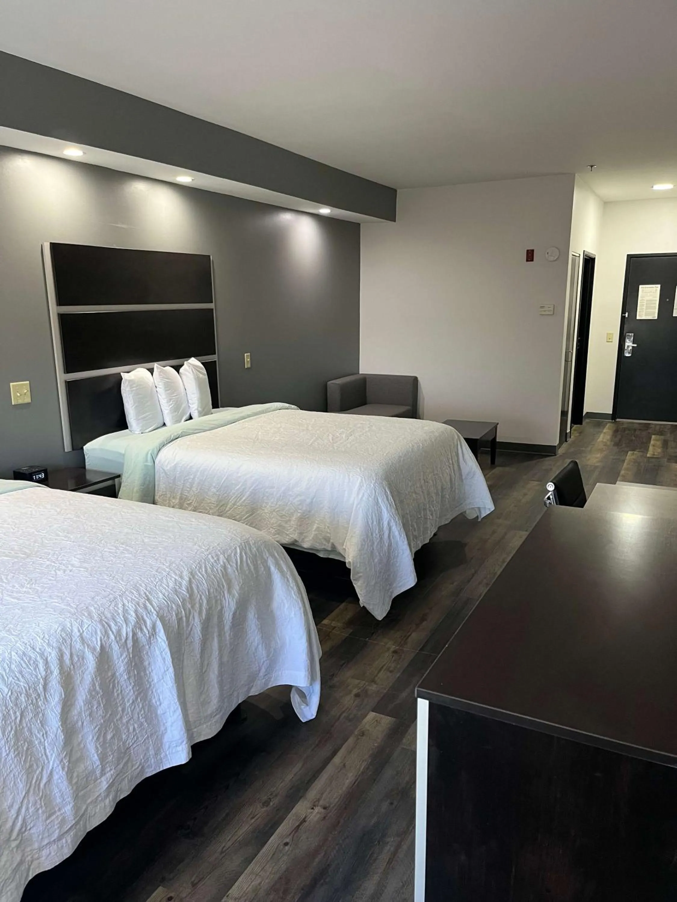 Bedroom, Bed in Sonesta Essential Savannah