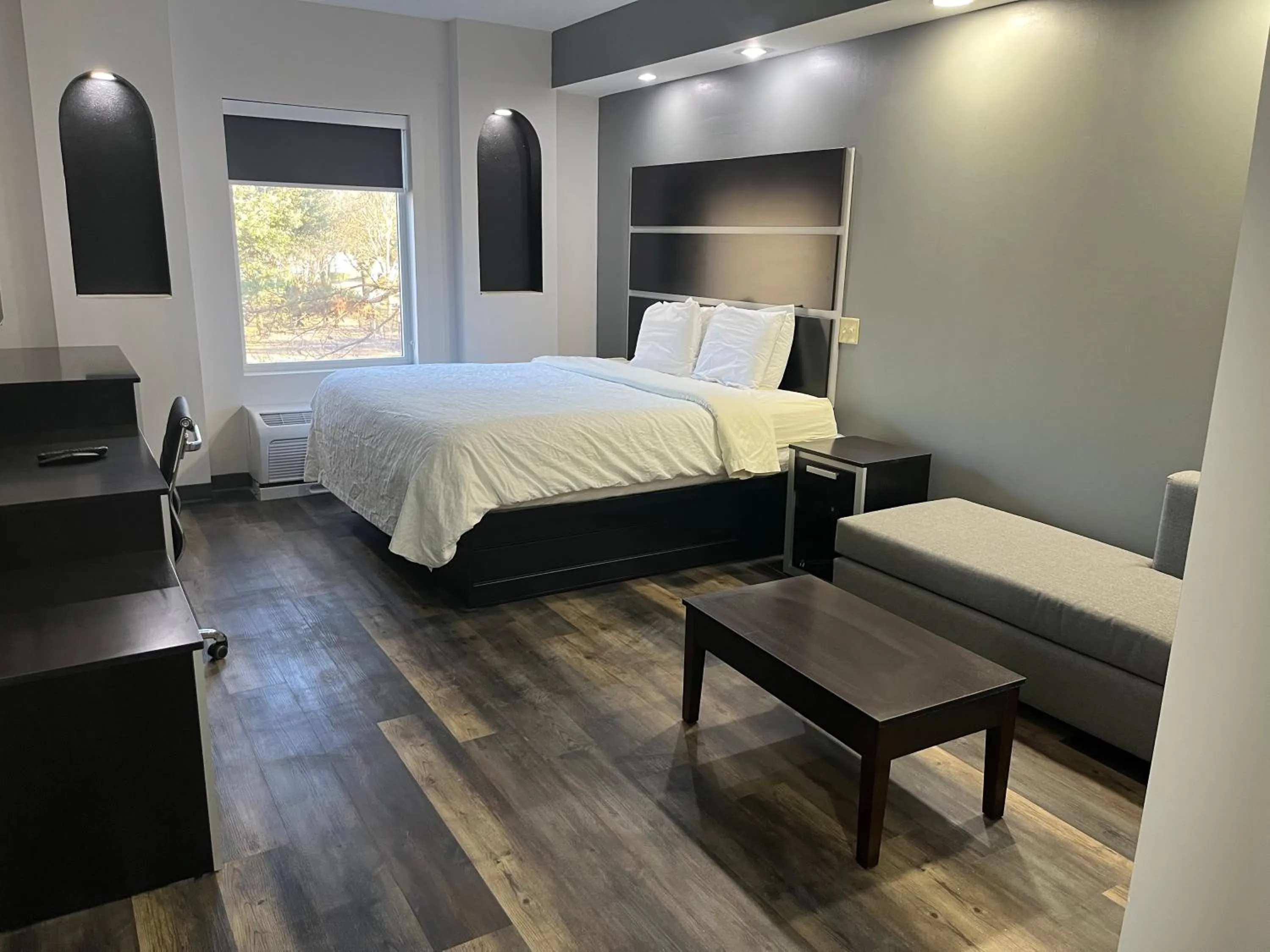 Bedroom, Bed in Sonesta Essential Savannah