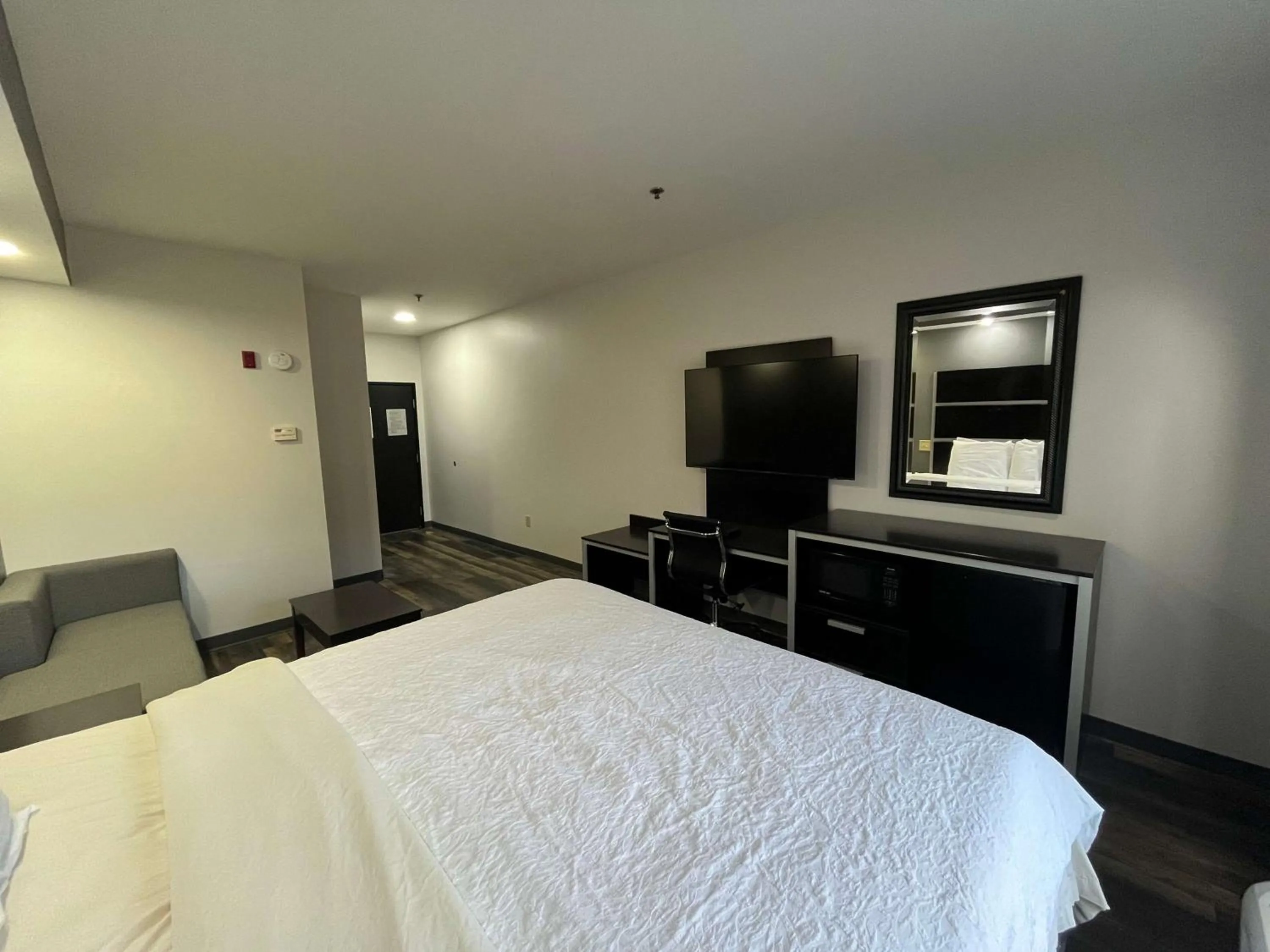 Bedroom, Bed in Sonesta Essential Savannah