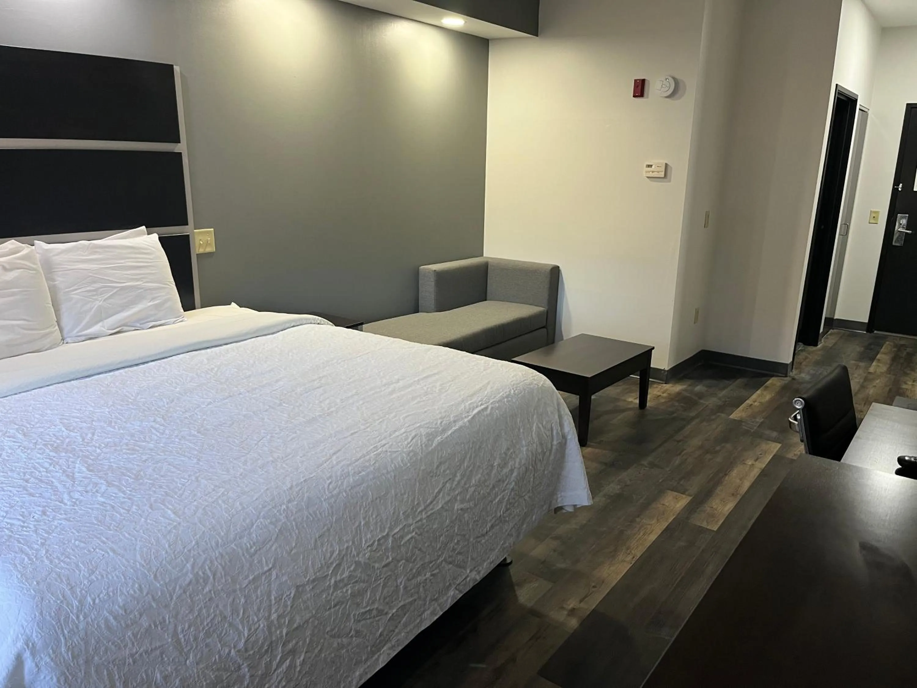 Photo of the whole room, Bed in Sonesta Essential Savannah