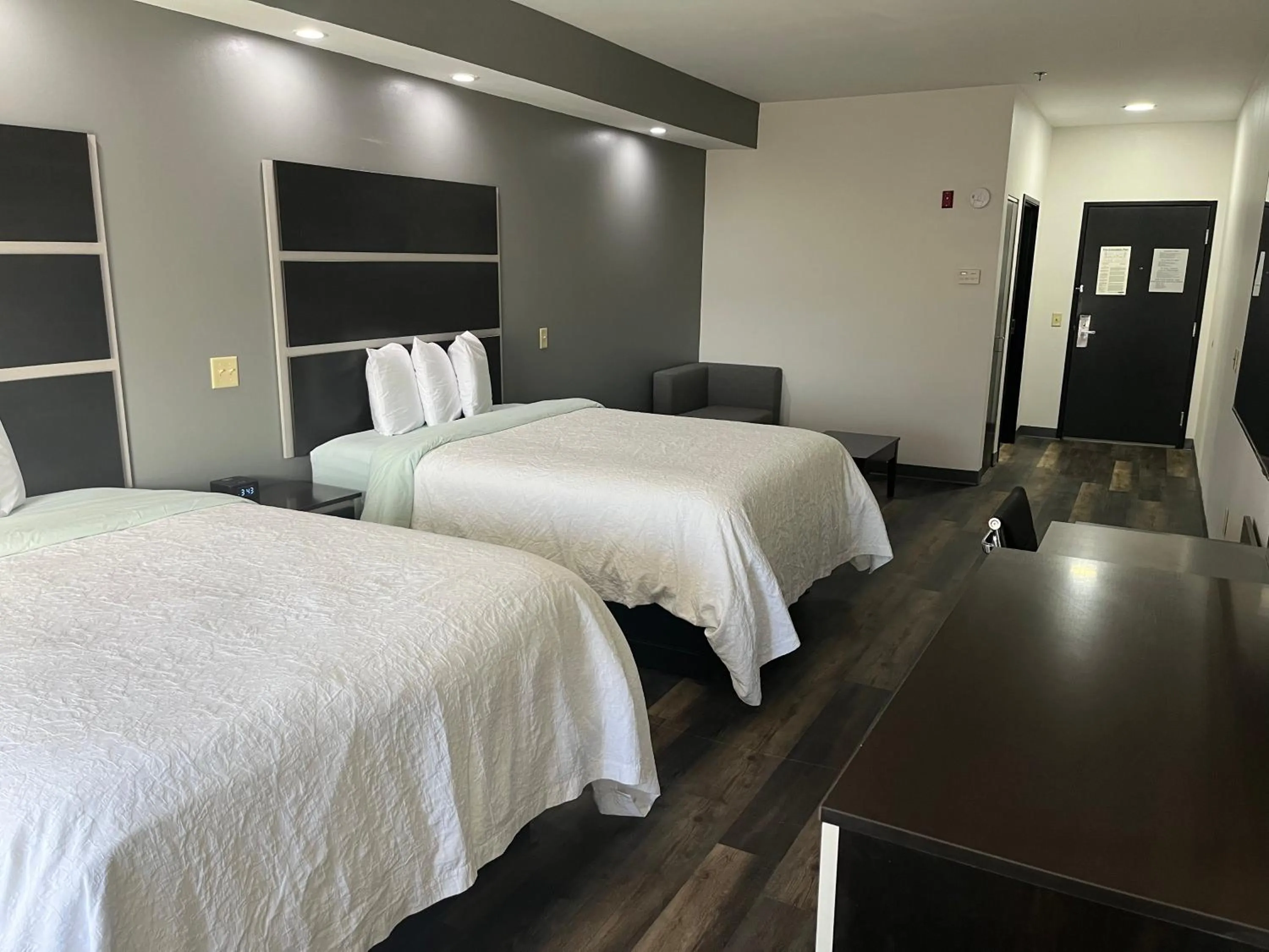 Bedroom, Bed in Sonesta Essential Savannah