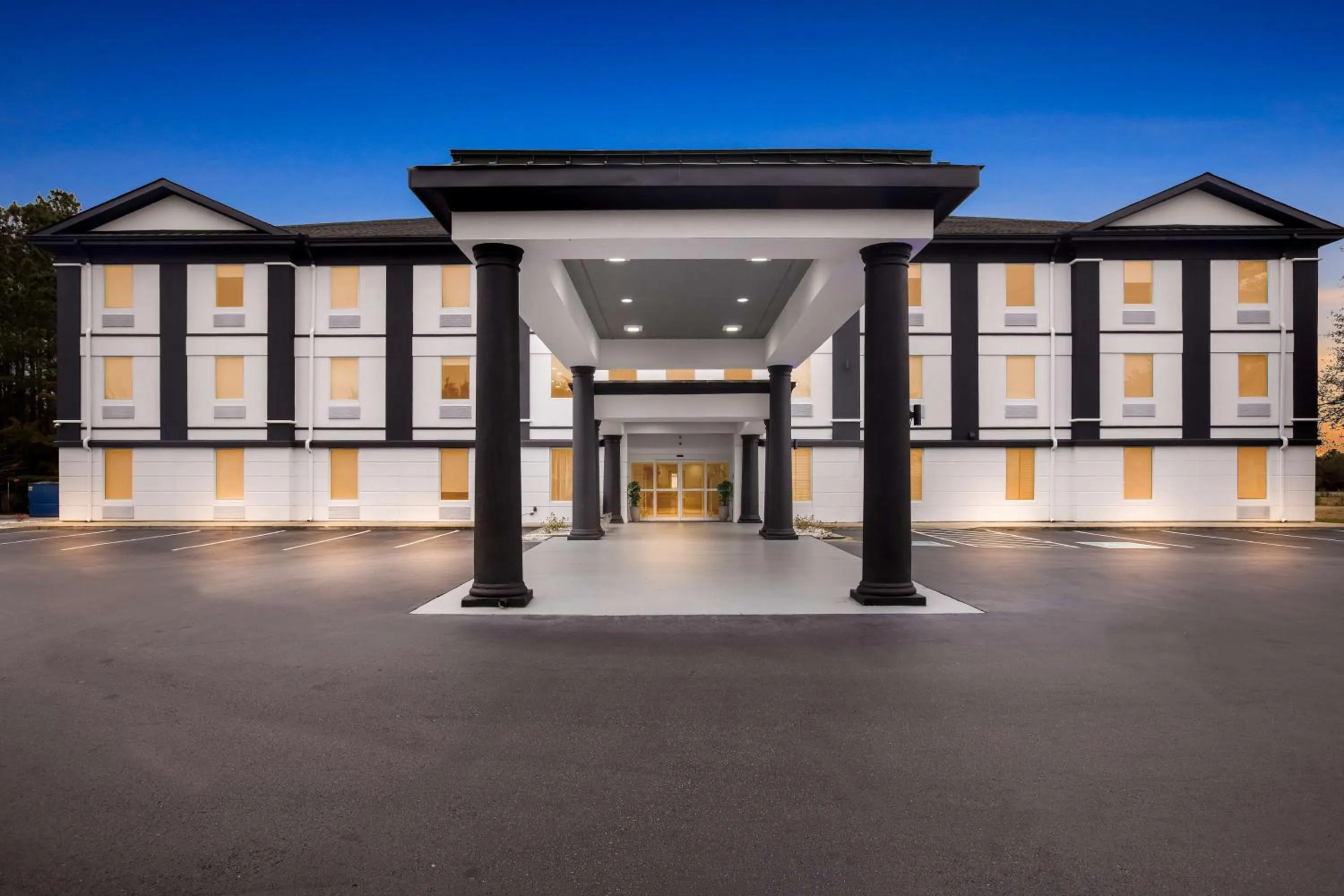 Property building in Sonesta Essential Savannah