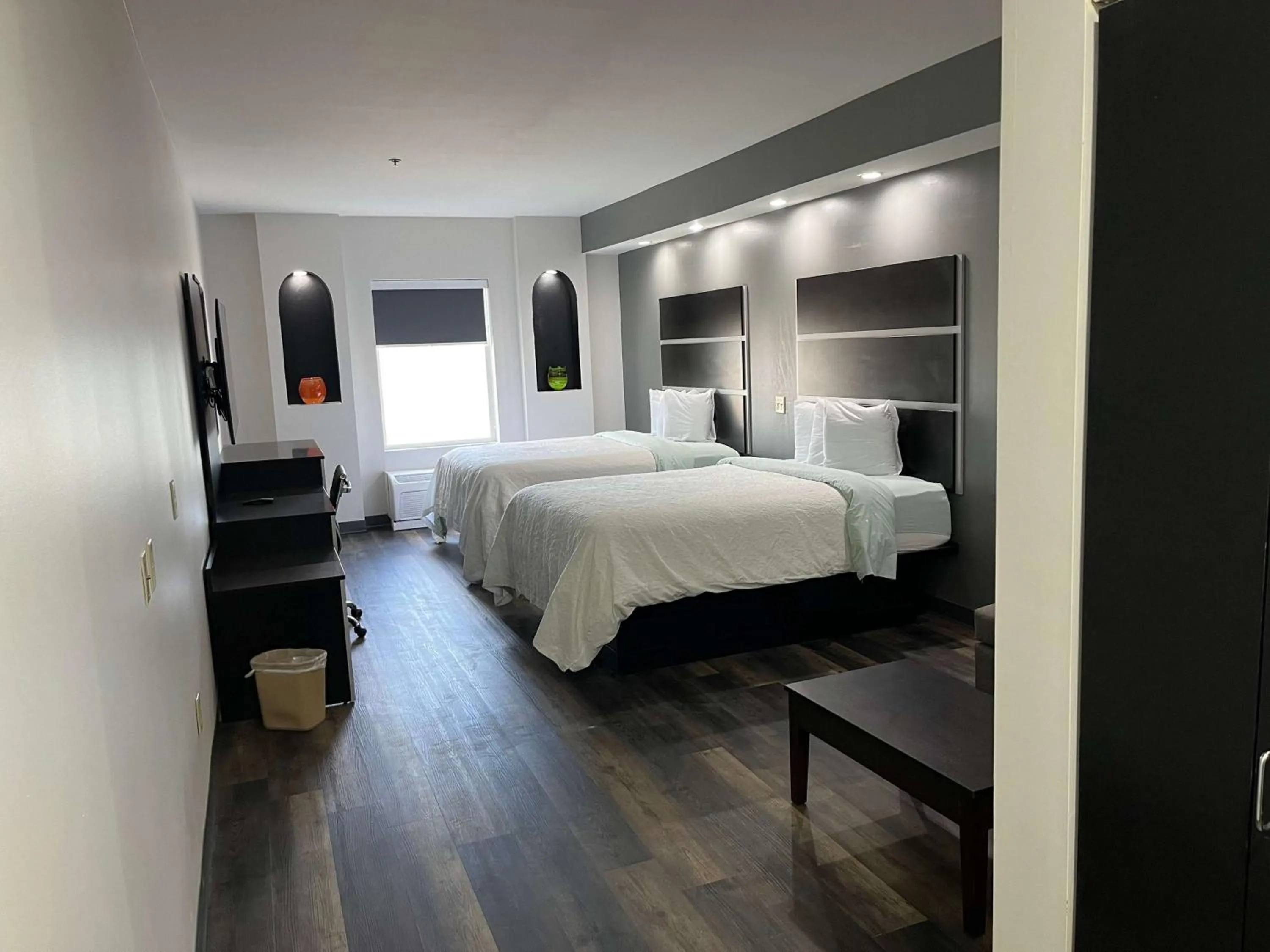 Bedroom, Bed in Sonesta Essential Savannah