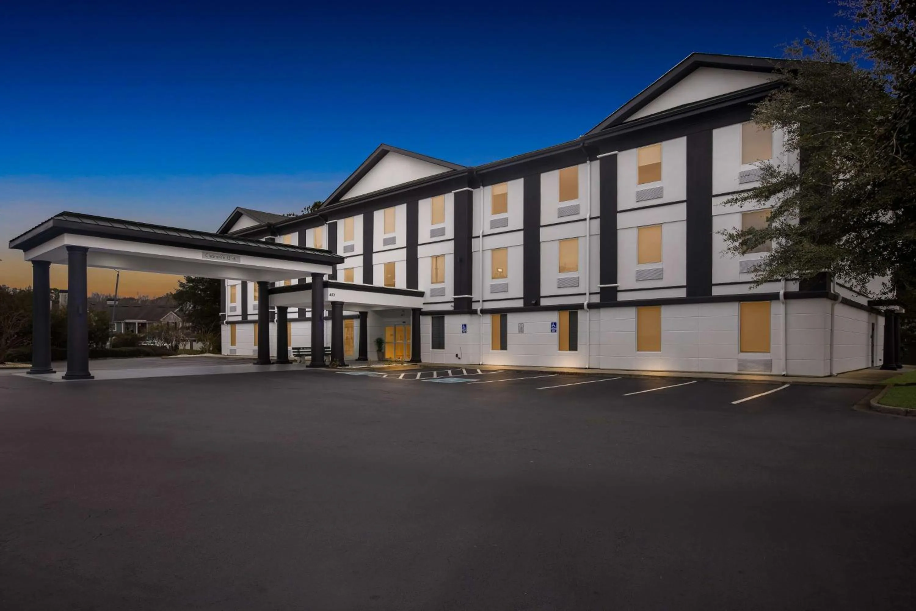 Property building in Sonesta Essential Savannah