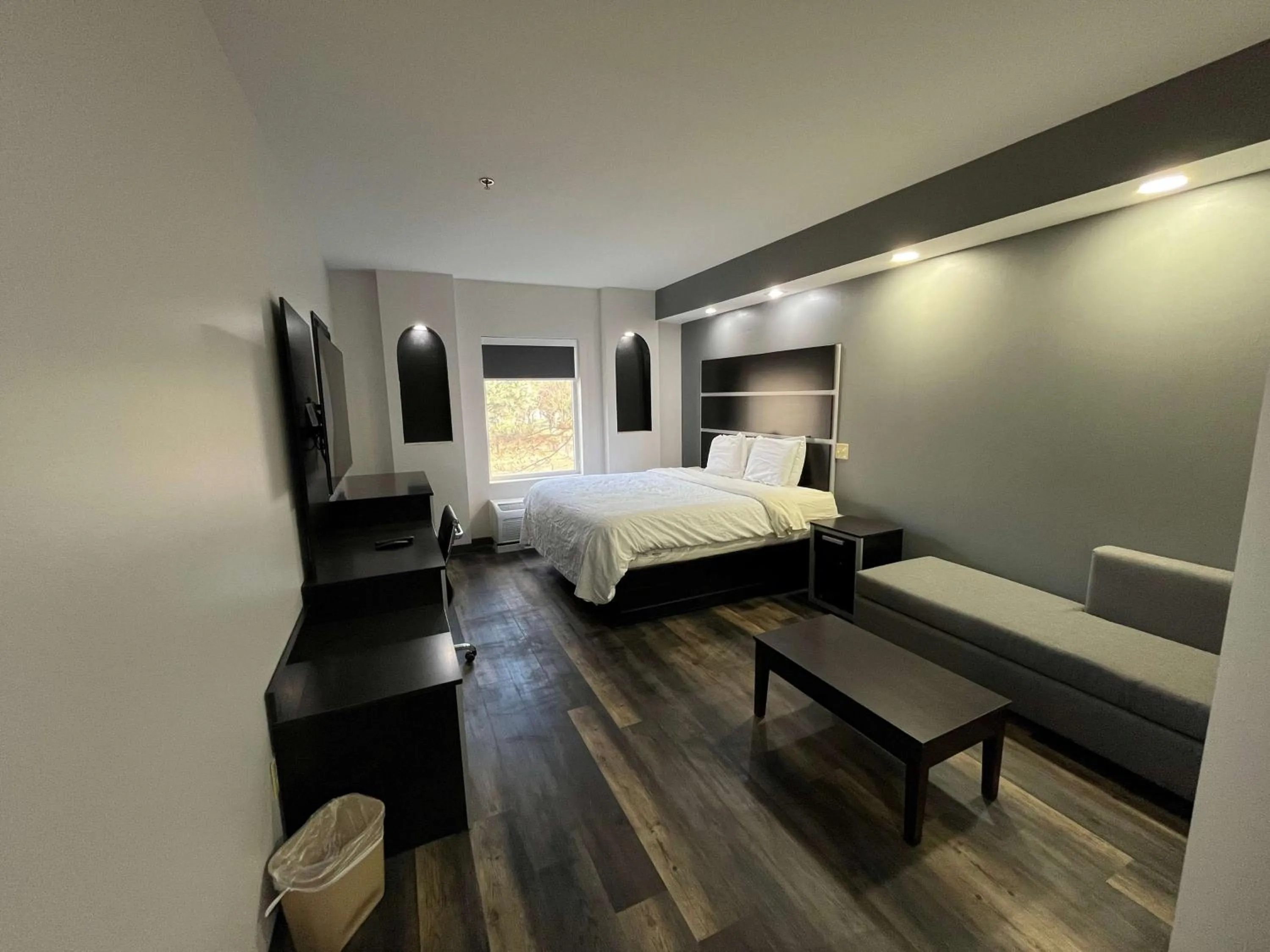 Bedroom, Bed in Sonesta Essential Savannah