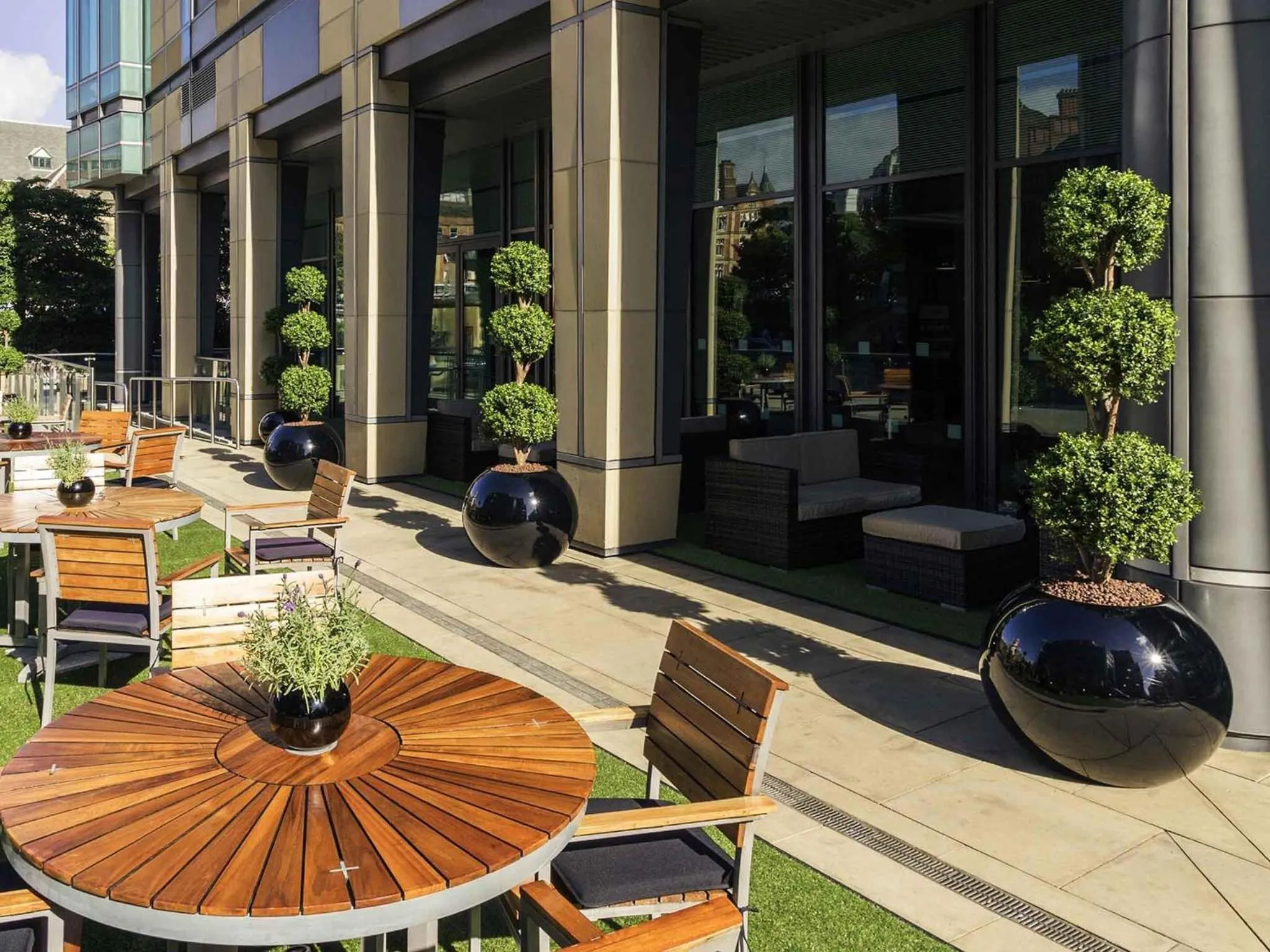 Lounge or bar in Mercure Sheffield St Paul's Hotel & Spa