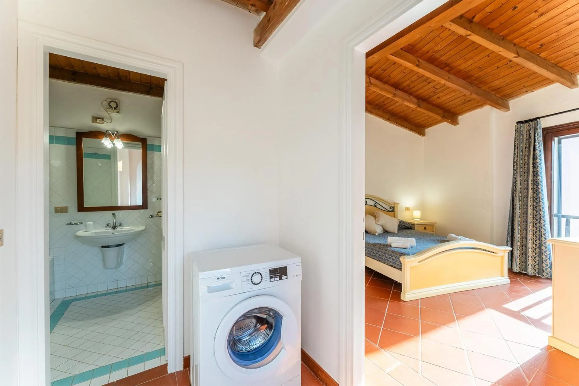 Bathroom, Bed in Sea & Villas