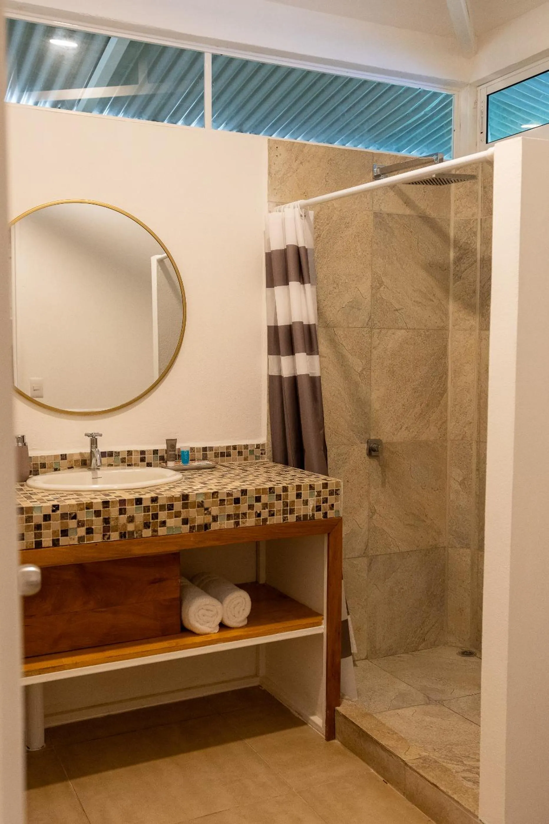 Shower in Jaguar Inn Bungalows