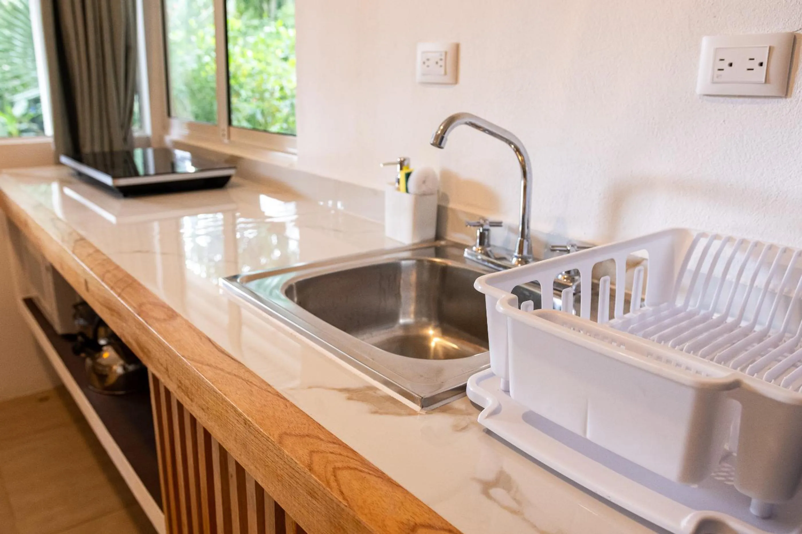 Kitchen or kitchenette in Jaguar Inn Bungalows