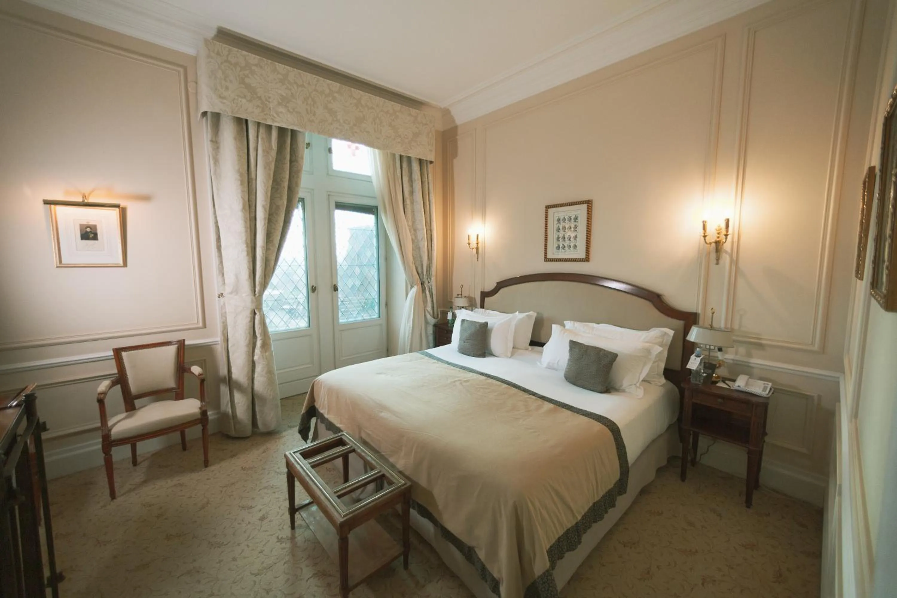 Bedroom, Bed in Hotel de la Cité Carcassonne - MGallery Collection