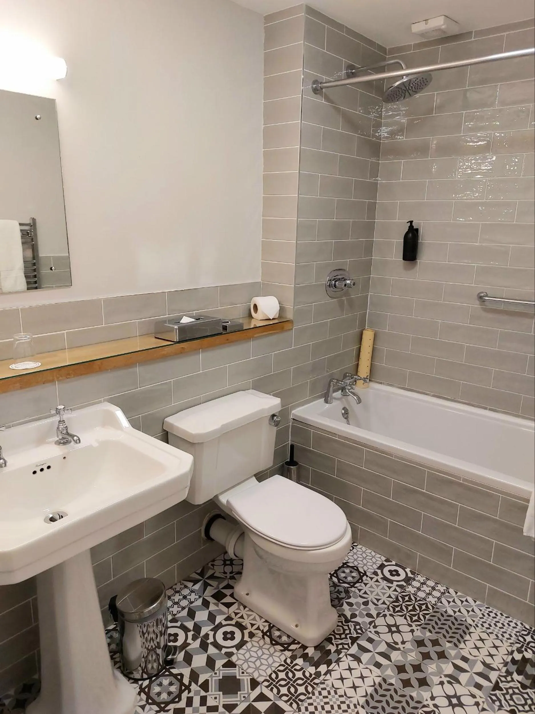 Shower in Menlo Park Hotel