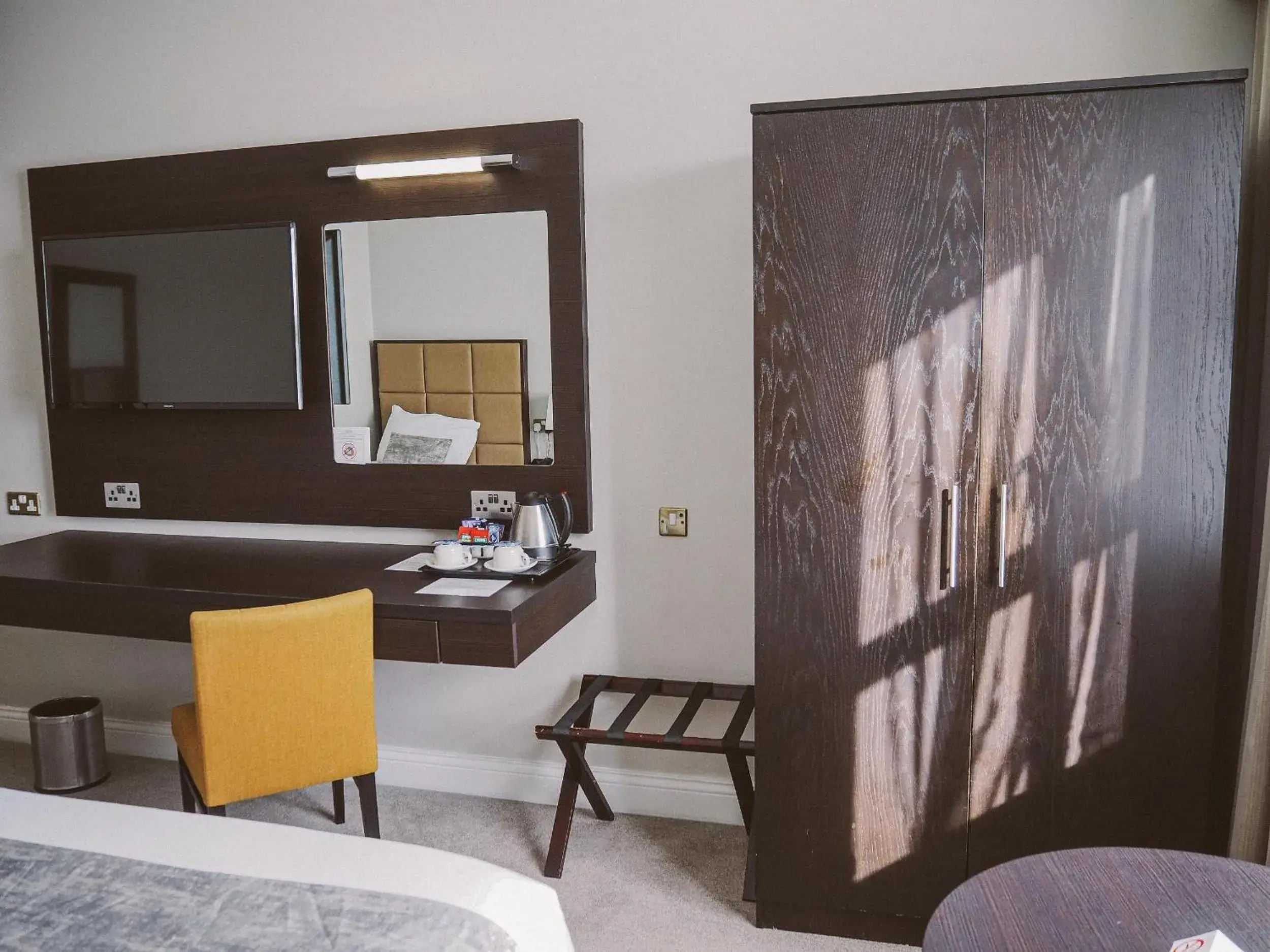 Family Room (2 Adults + 1 Child) in Menlo Park Hotel Family Room (2 Adults + 1 Child) in Menlo Park Hotel