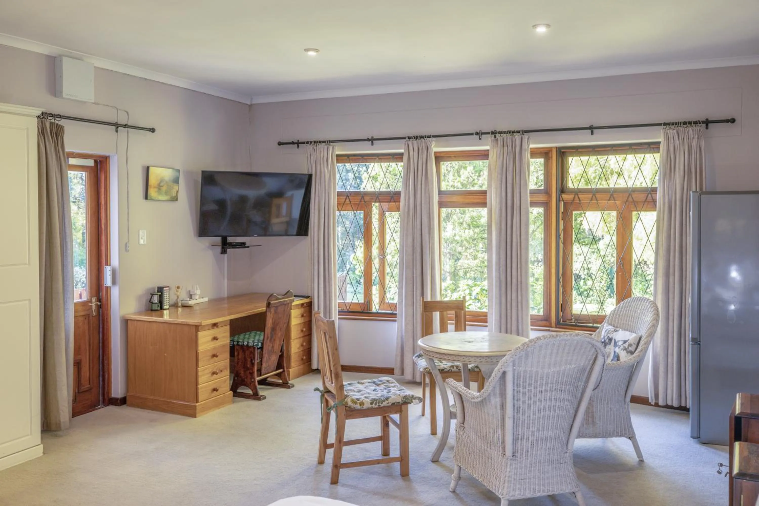 Photo of the whole room in 1-on-Ross