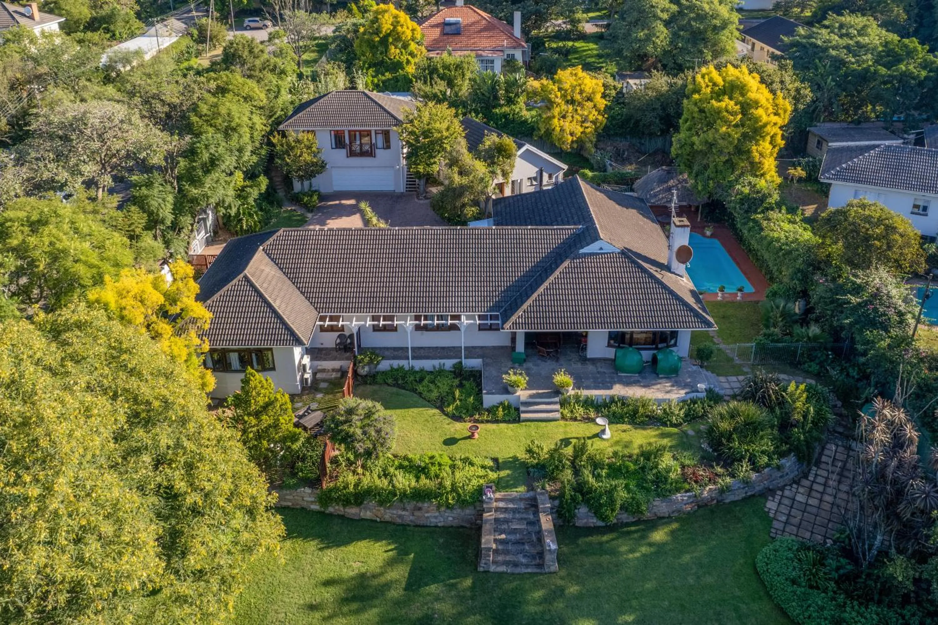 Garden view in 1-on-Ross