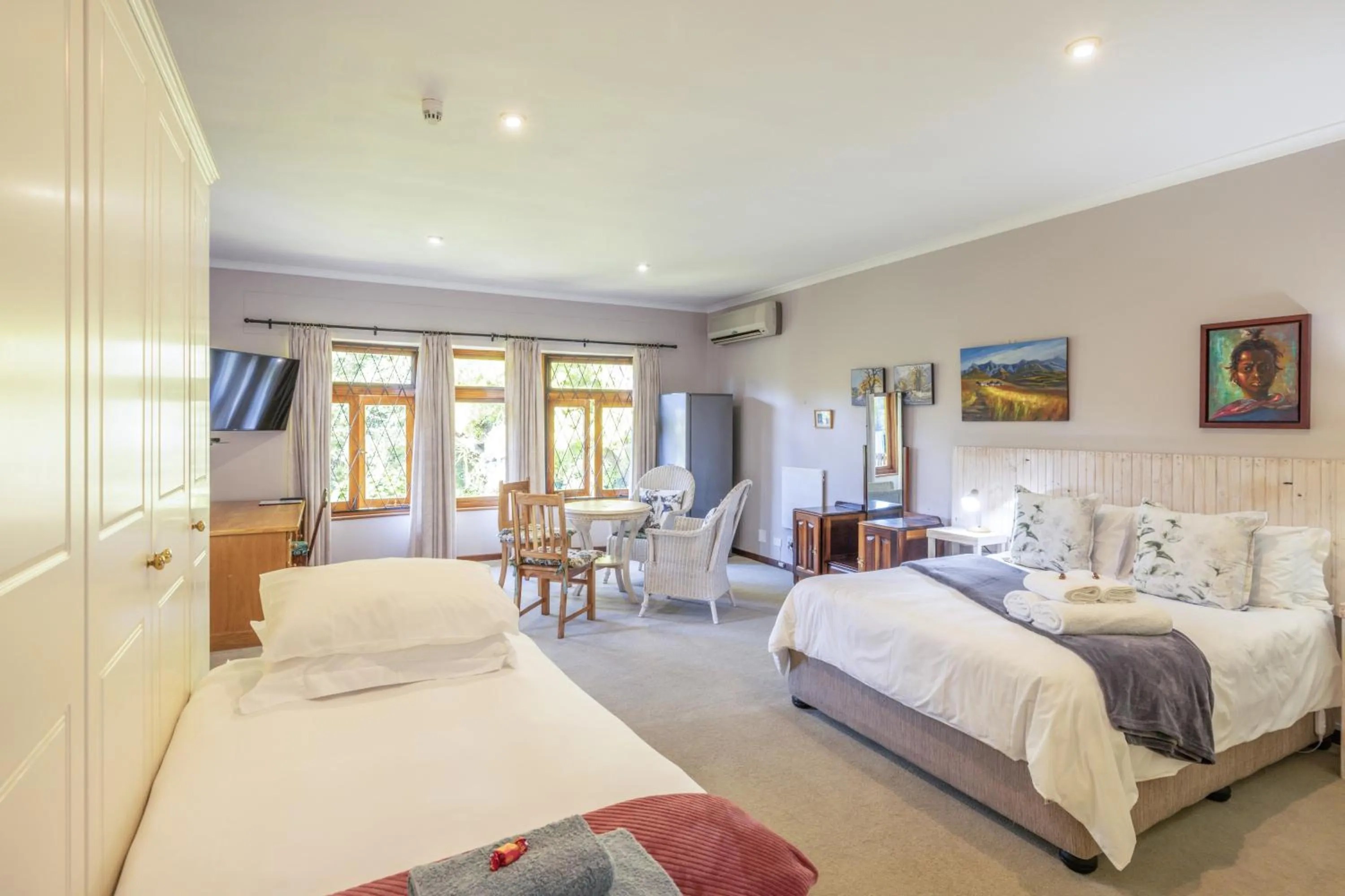 Photo of the whole room, Bed in 1-on-Ross