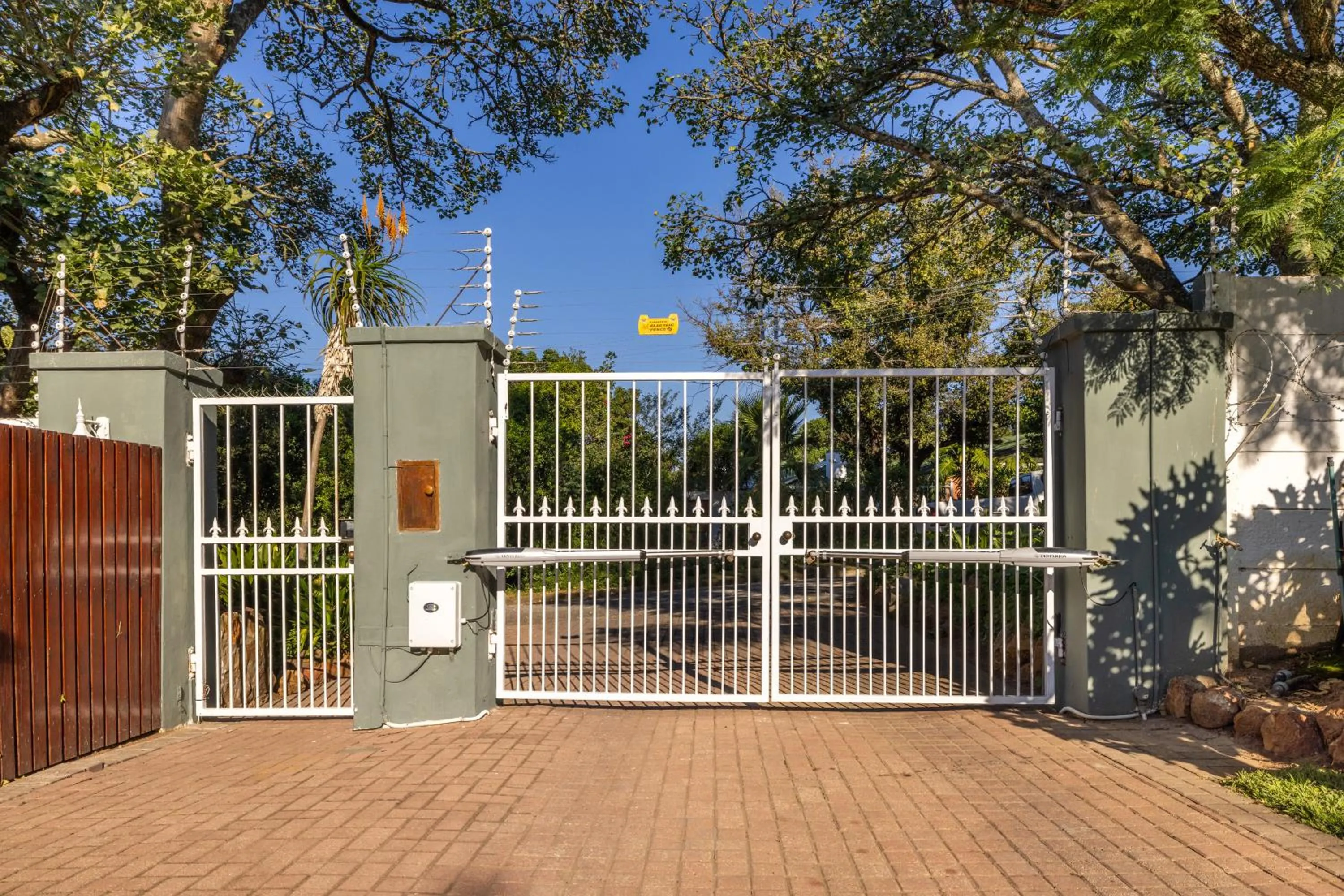 Facade/entrance in 1-on-Ross