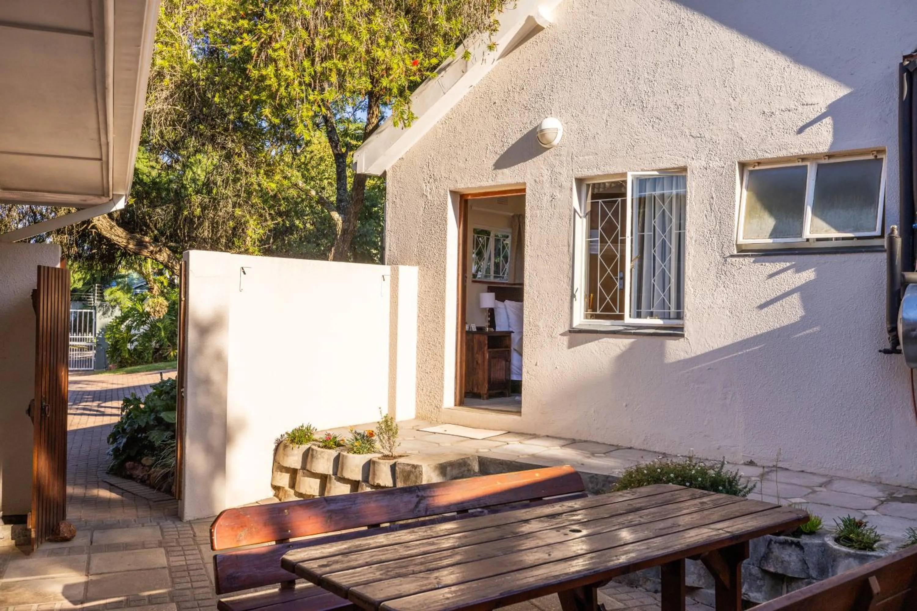 Facade/entrance in 1-on-Ross