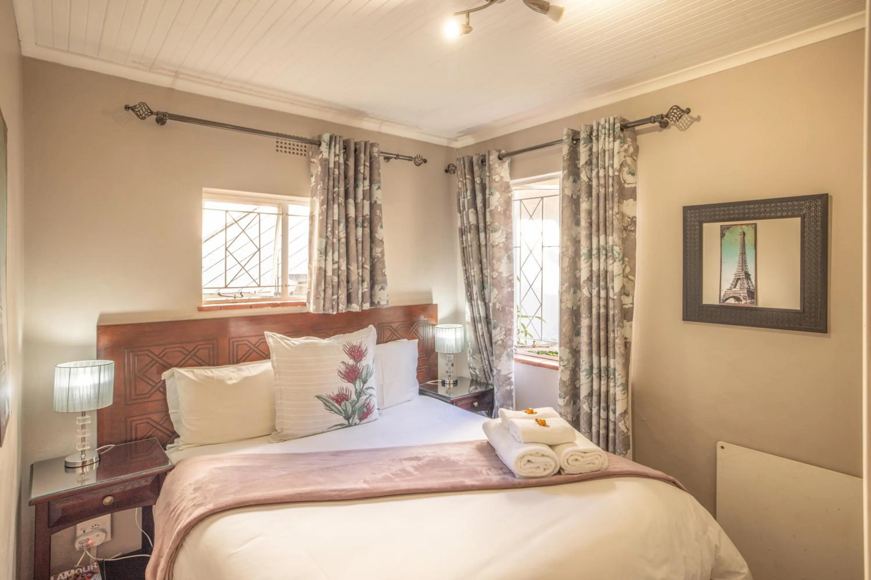 Bedroom, Bed in 1-on-Ross