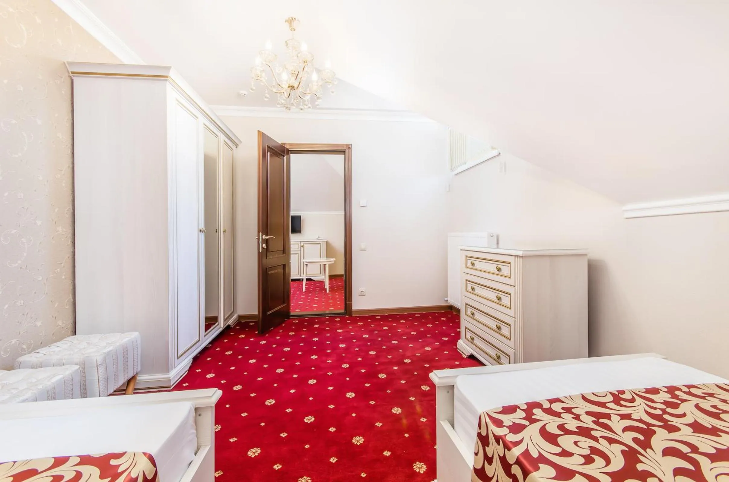 Photo of the whole room, Bed in Park Lane Hotel