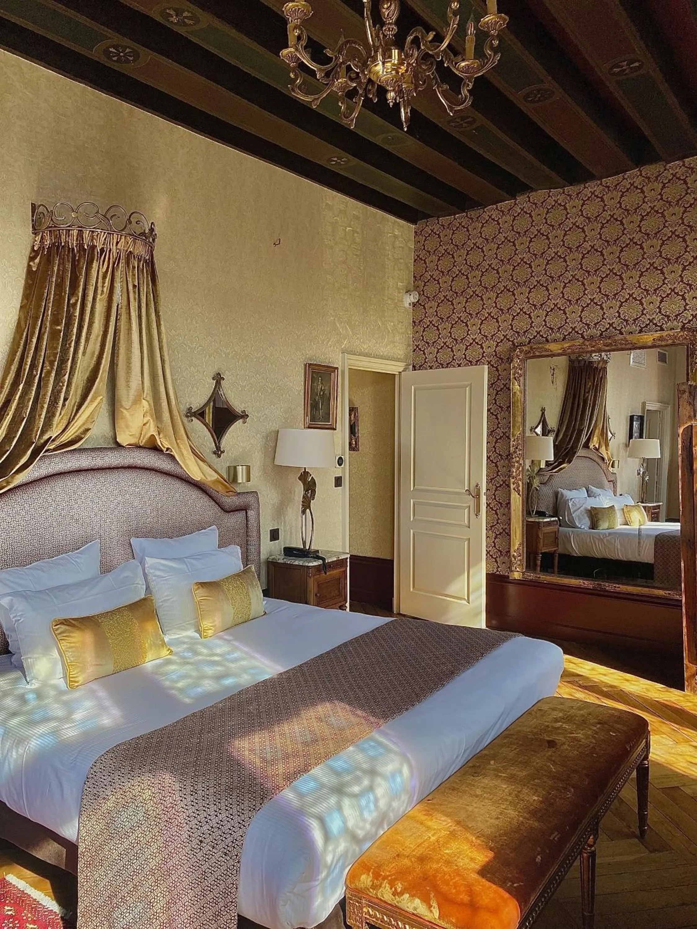 Photo of the whole room, Bed in Le Manoir Saint Thomas