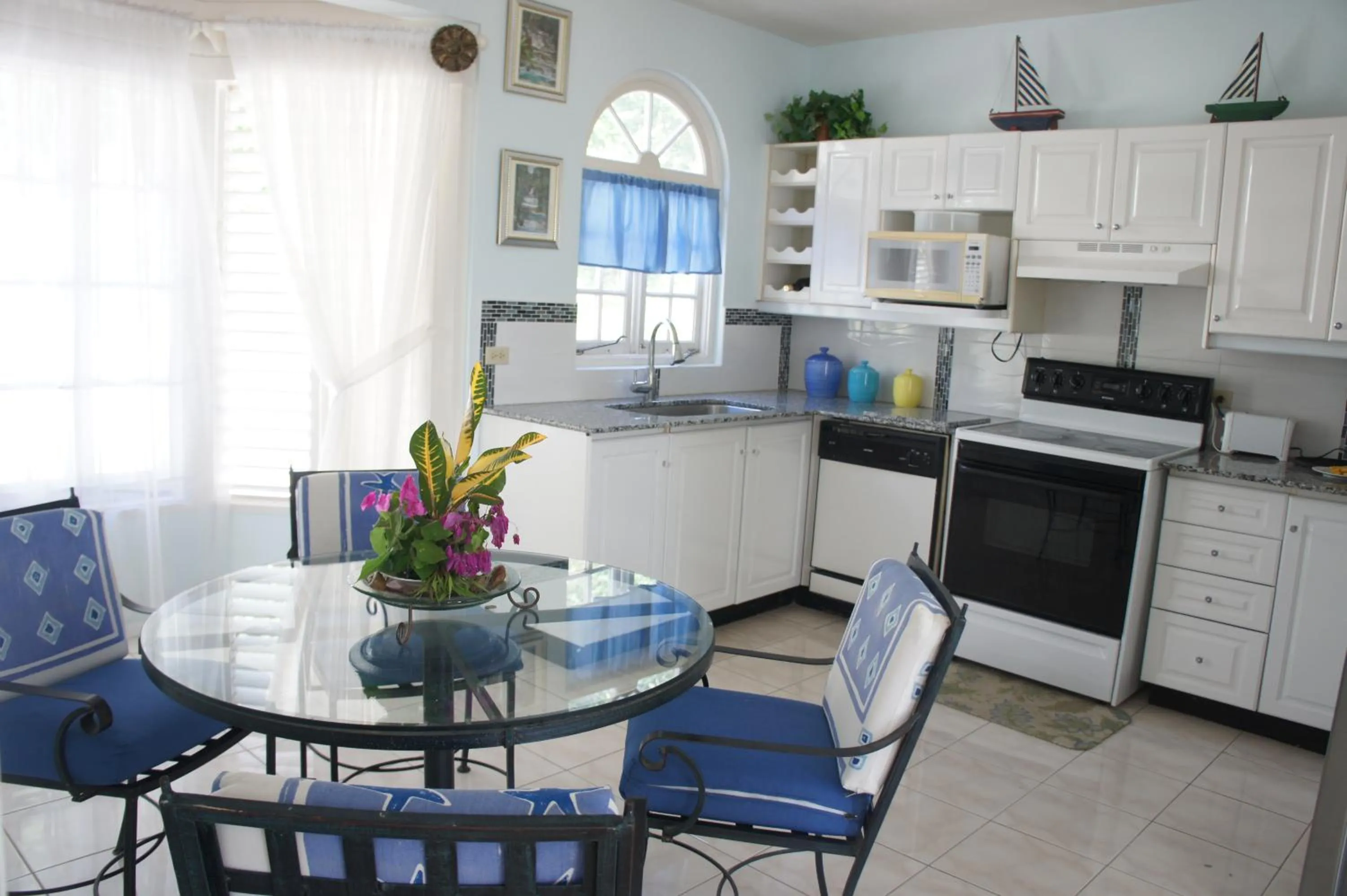 Kitchen or kitchenette in Blue Topaz