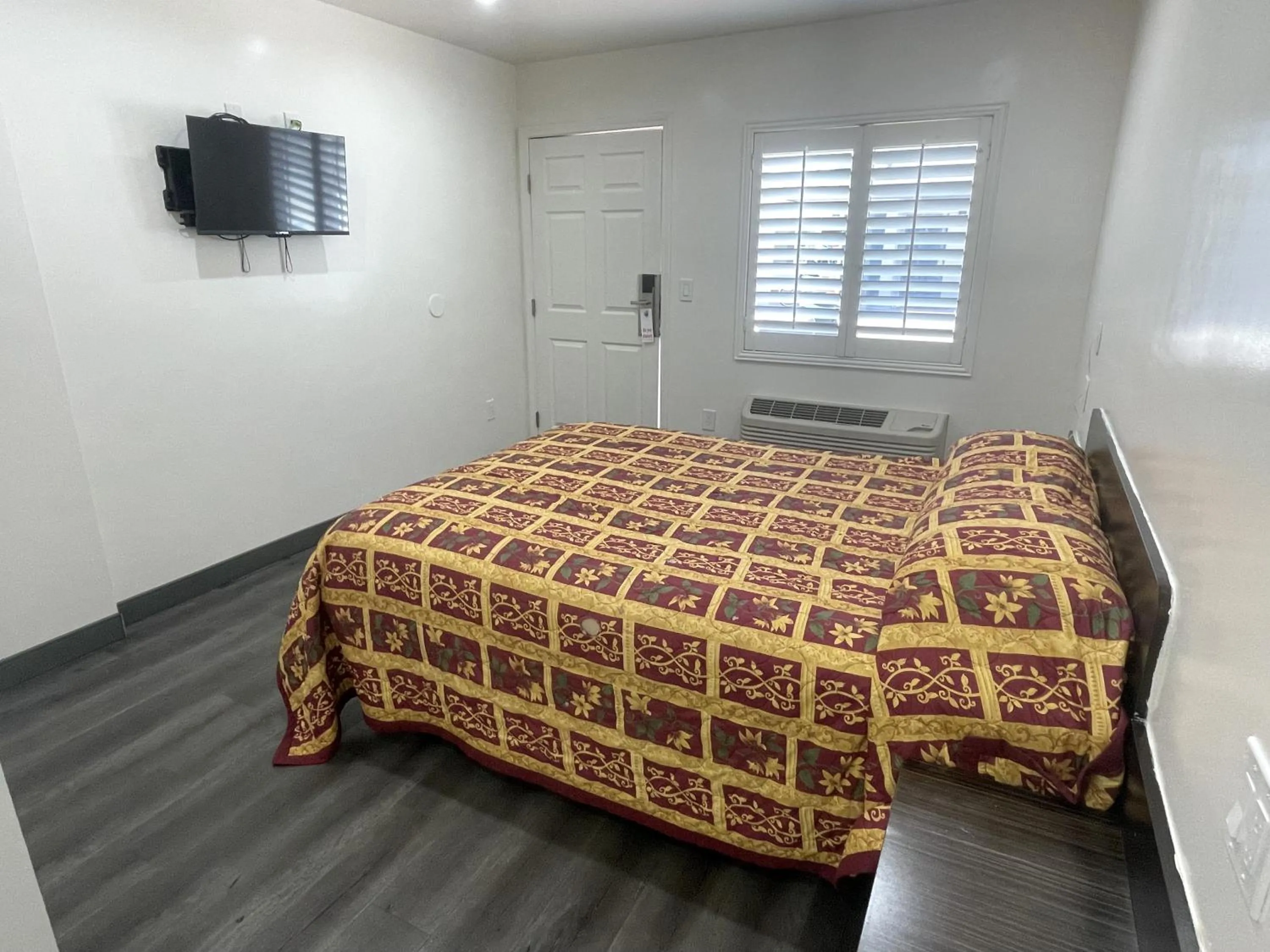 Bedroom, Bed in Newport Bay Inn