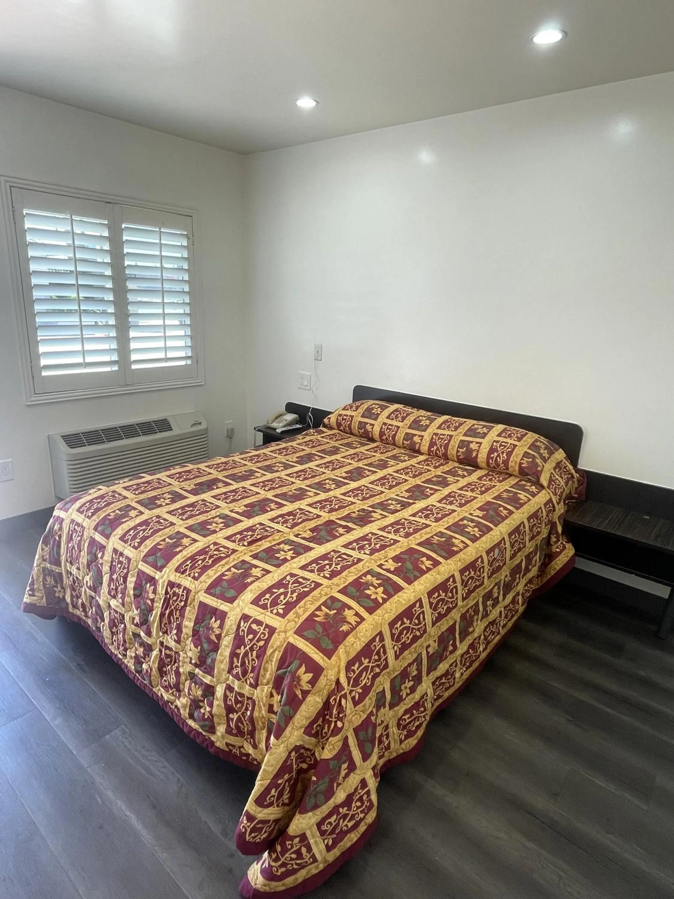 Bed in Newport Bay Inn