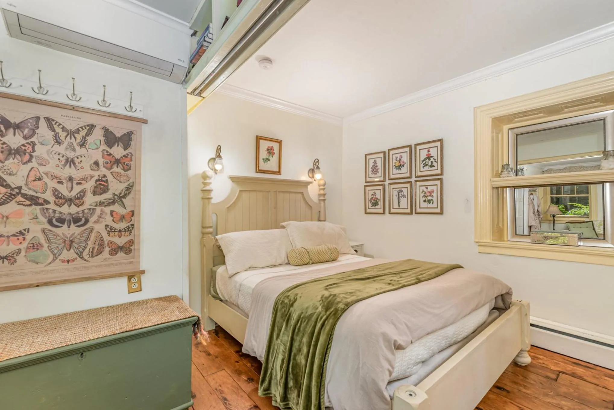 Bed in Fallen Tree Farm Bed and Breakfast