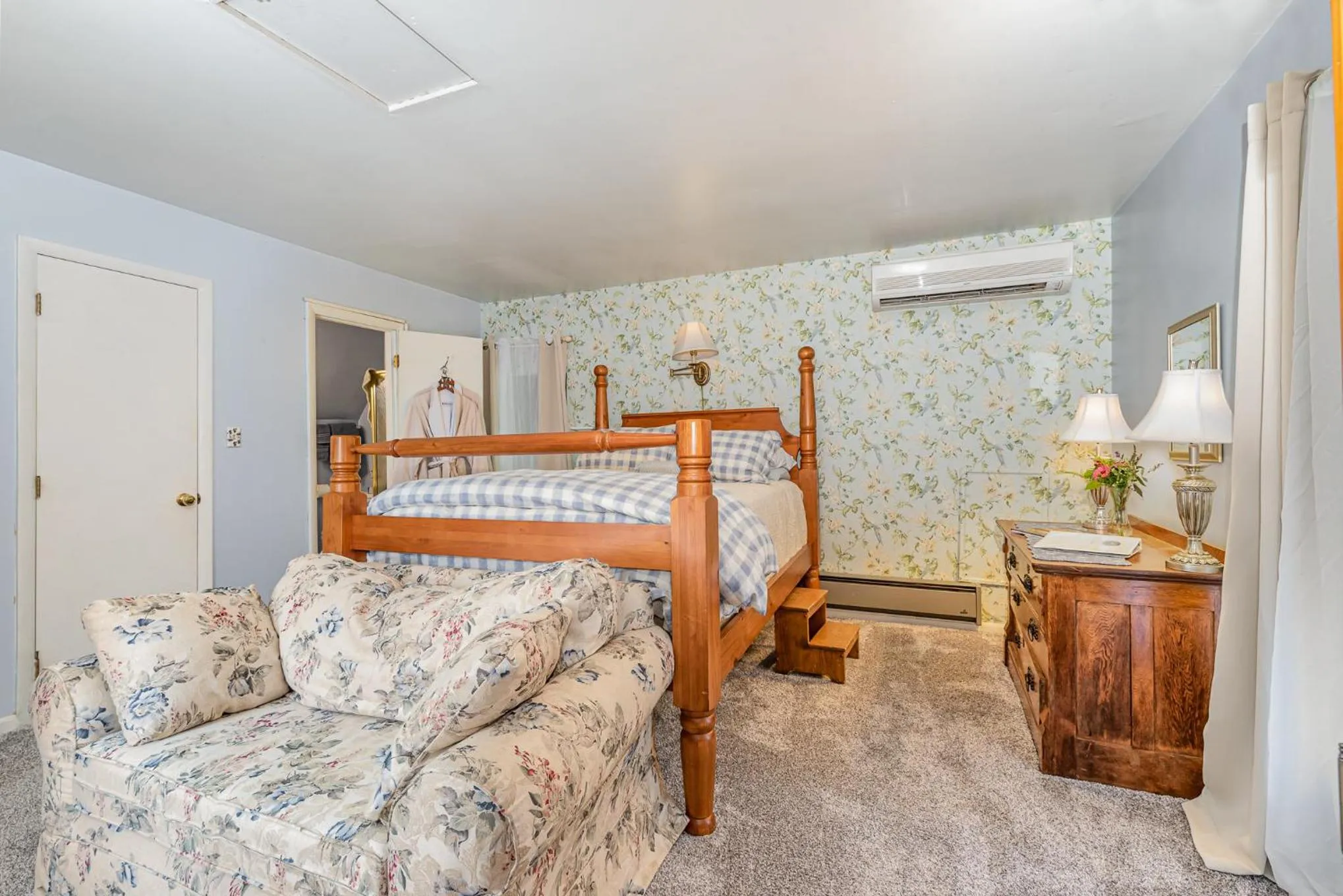 Bed in Fallen Tree Farm Bed and Breakfast