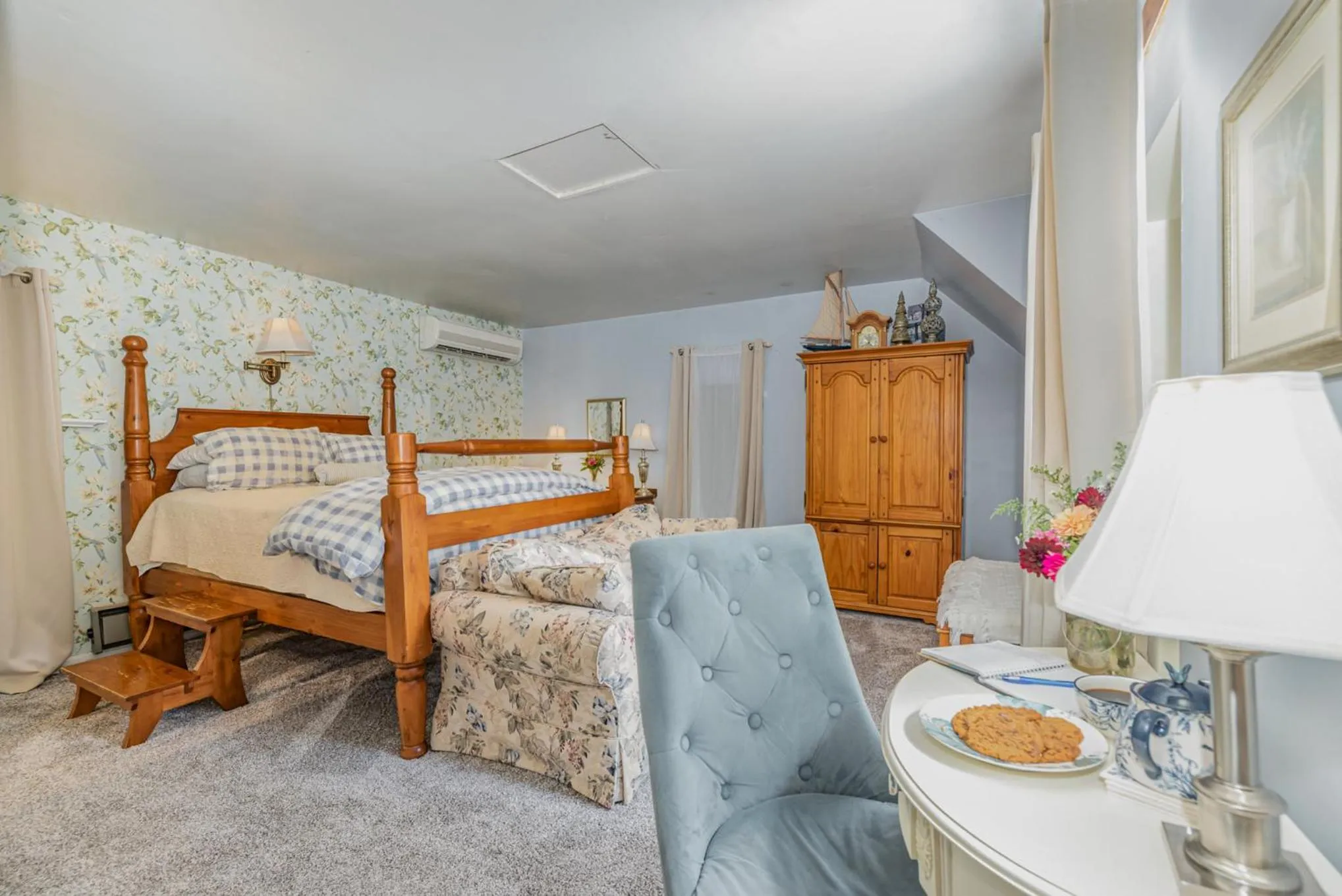 Bed in Fallen Tree Farm Bed and Breakfast