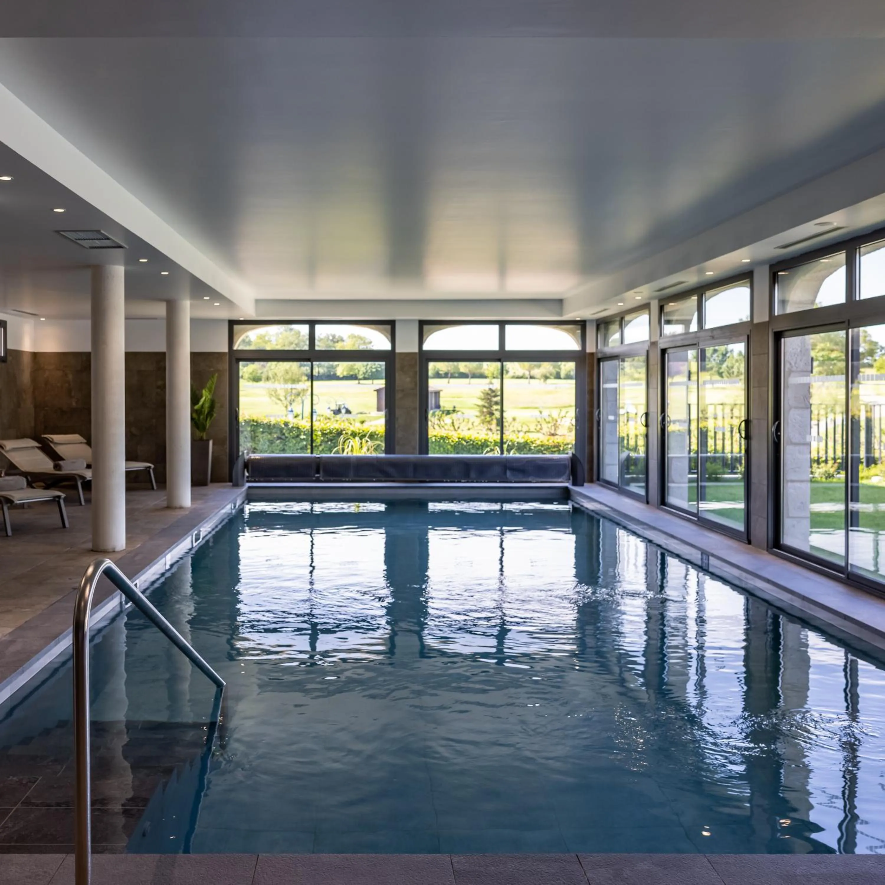 Swimming pool in Château des Vigiers