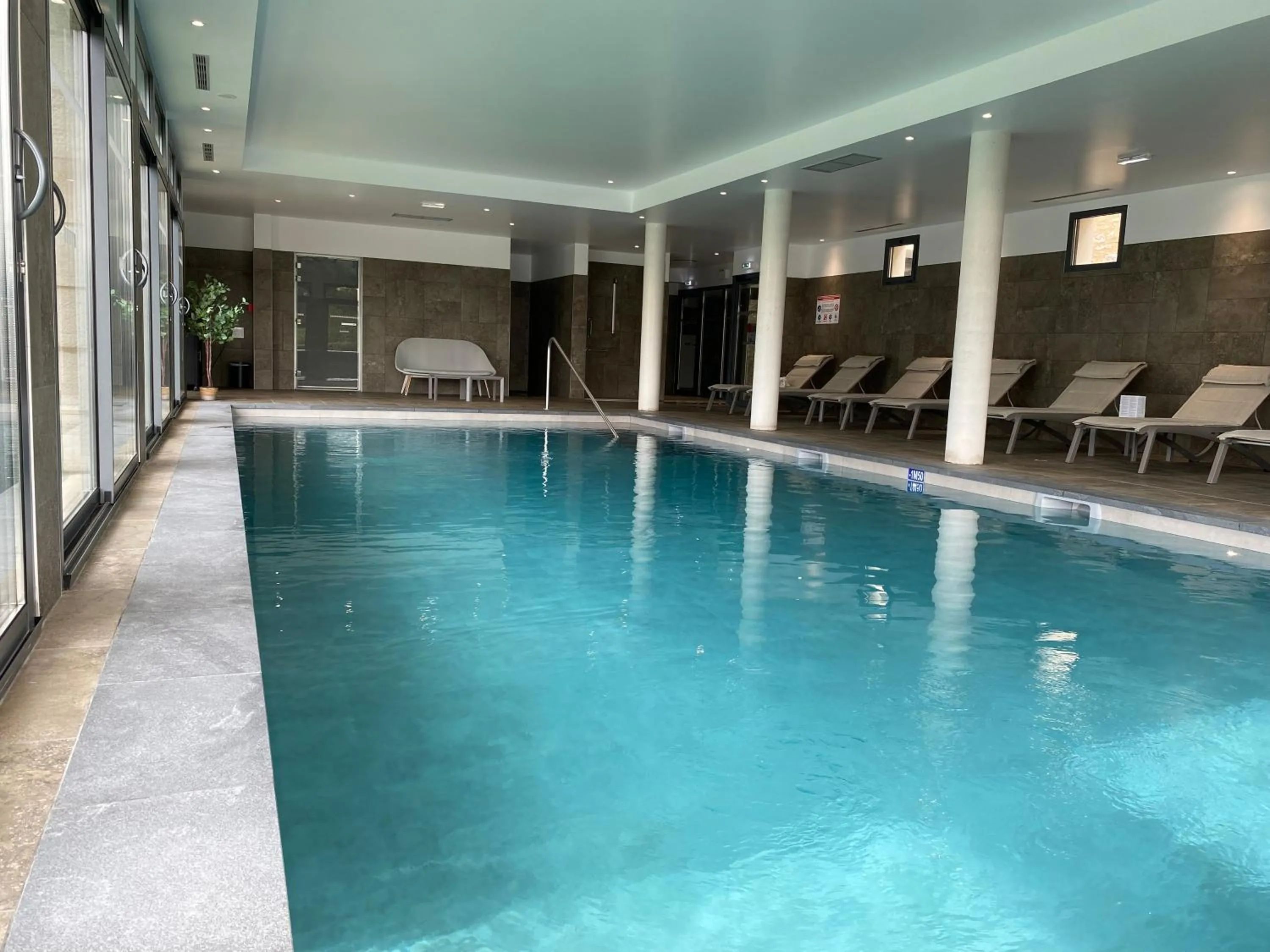 Swimming pool in Château des Vigiers