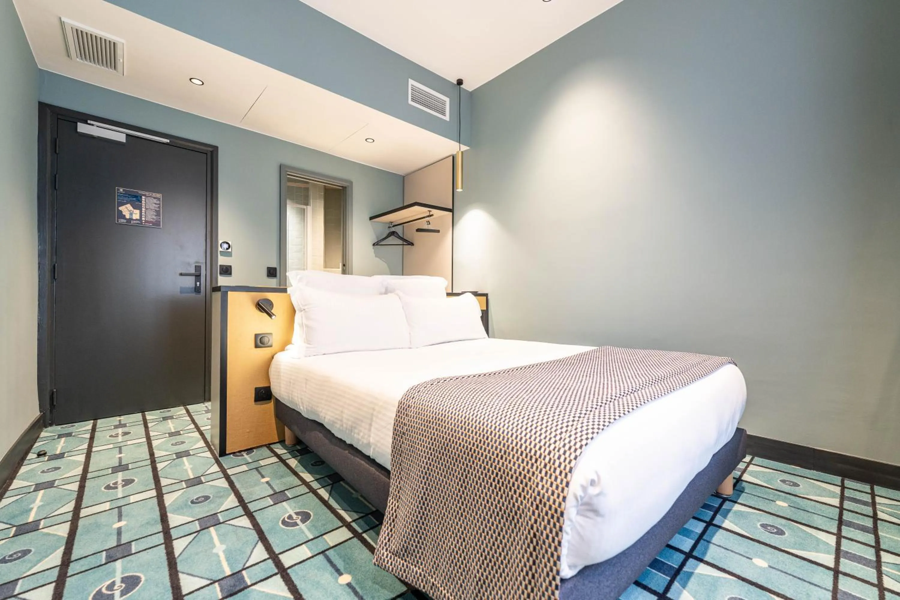 Property building, Bed in Hôtel CASA MOHO - Juan-Les-Pins