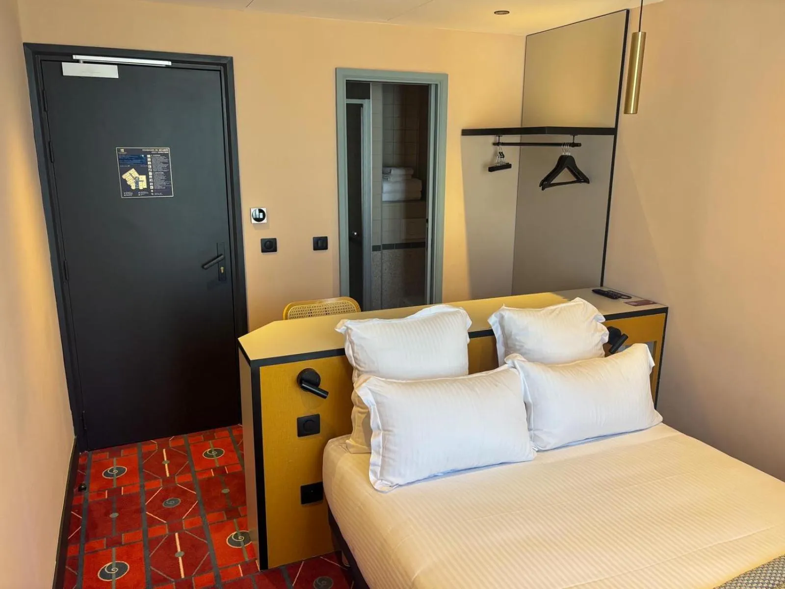 Bedroom, Bed in Hôtel CASA MOHO - Juan-Les-Pins