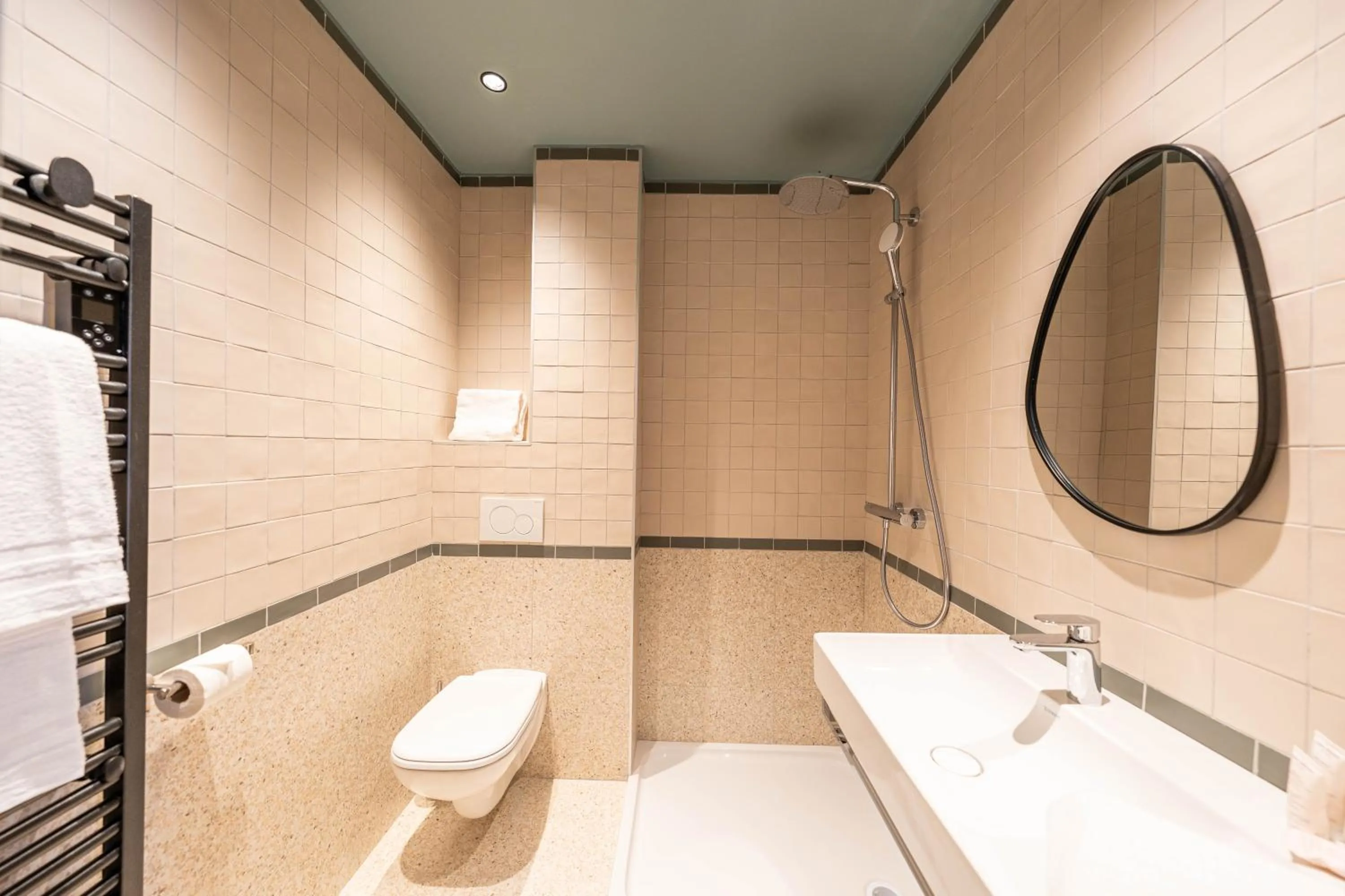 Shower in Hôtel CASA MOHO - Juan-Les-Pins