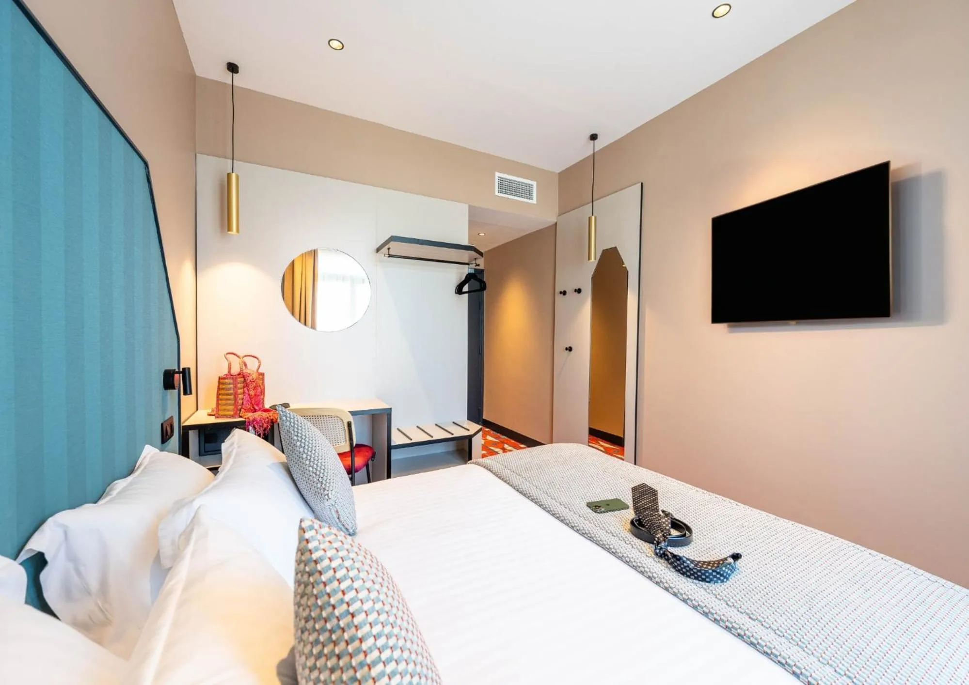 Photo of the whole room, Bed in Hôtel CASA MOHO - Juan-Les-Pins