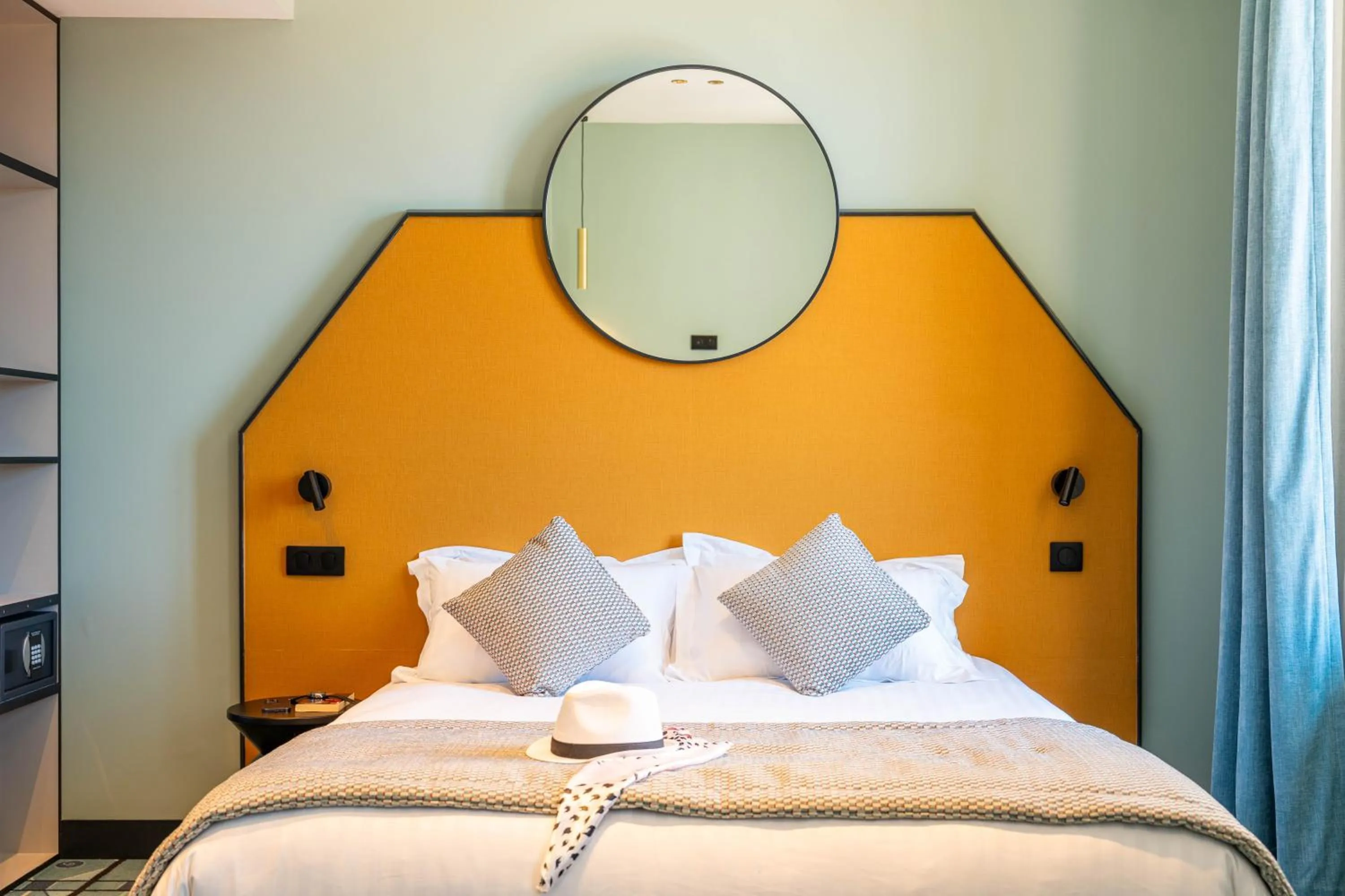 Bed in Hôtel CASA MOHO - Juan-Les-Pins