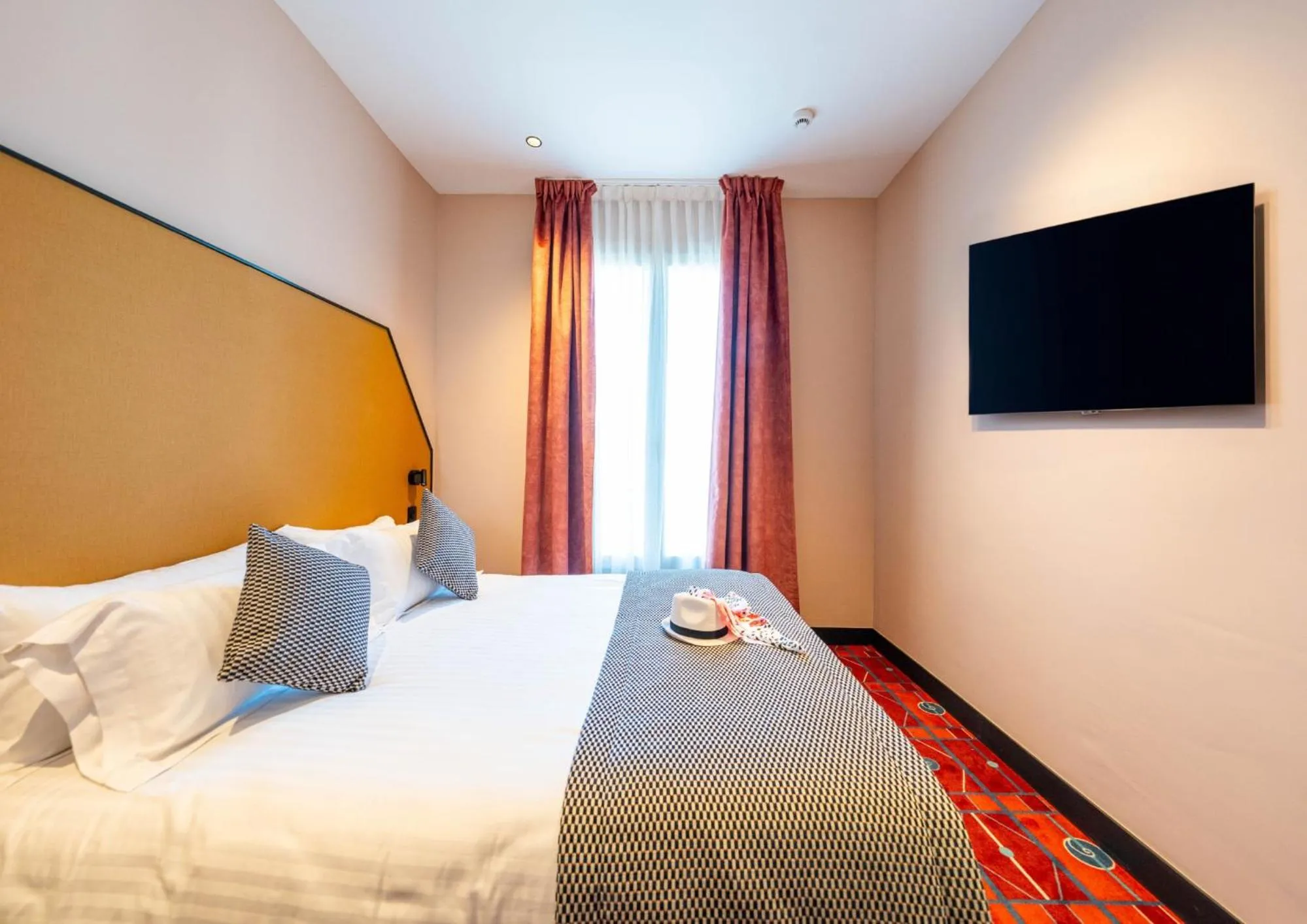 Photo of the whole room, Bed in Hôtel CASA MOHO - Juan-Les-Pins