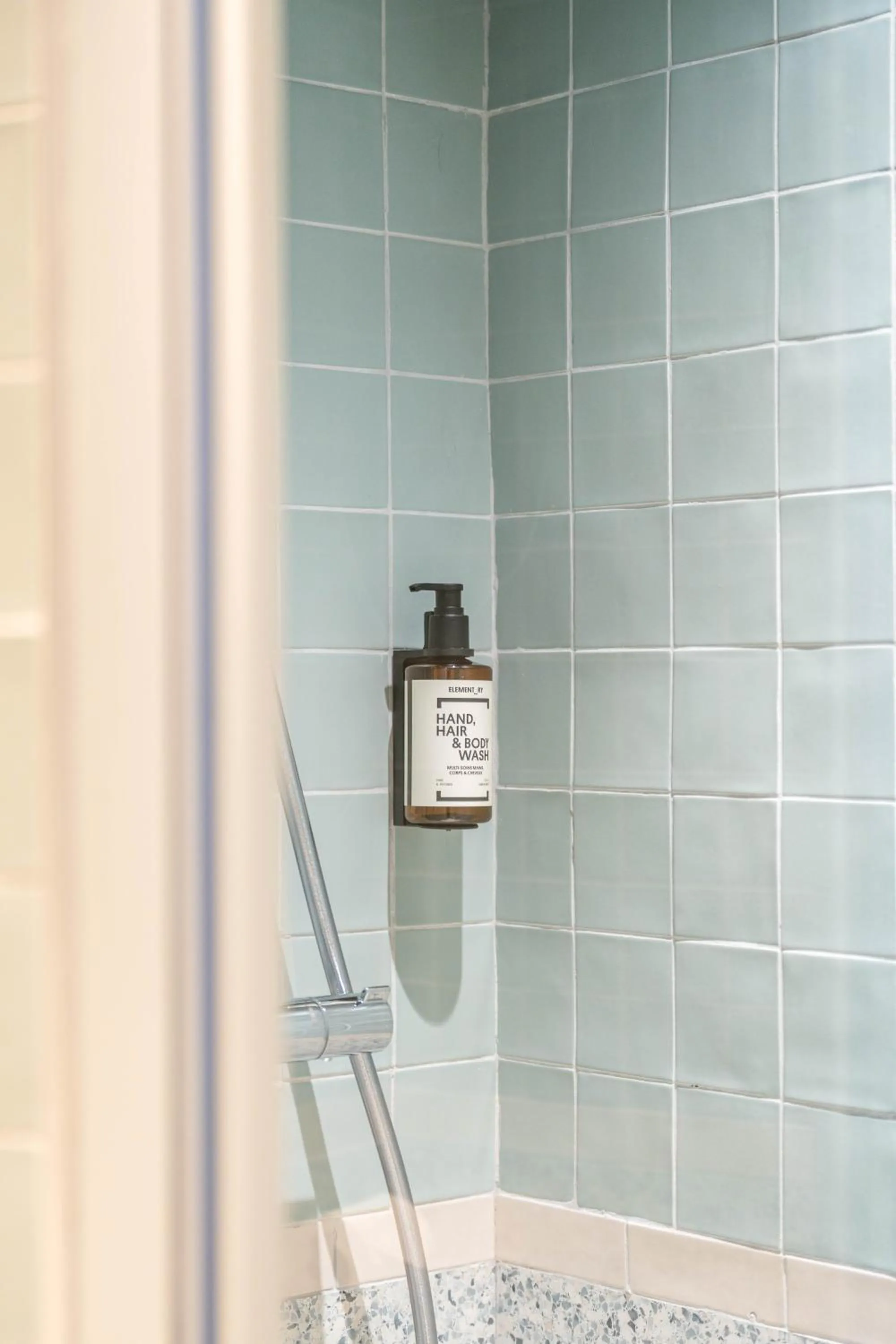 Shower in Hôtel CASA MOHO - Juan-Les-Pins