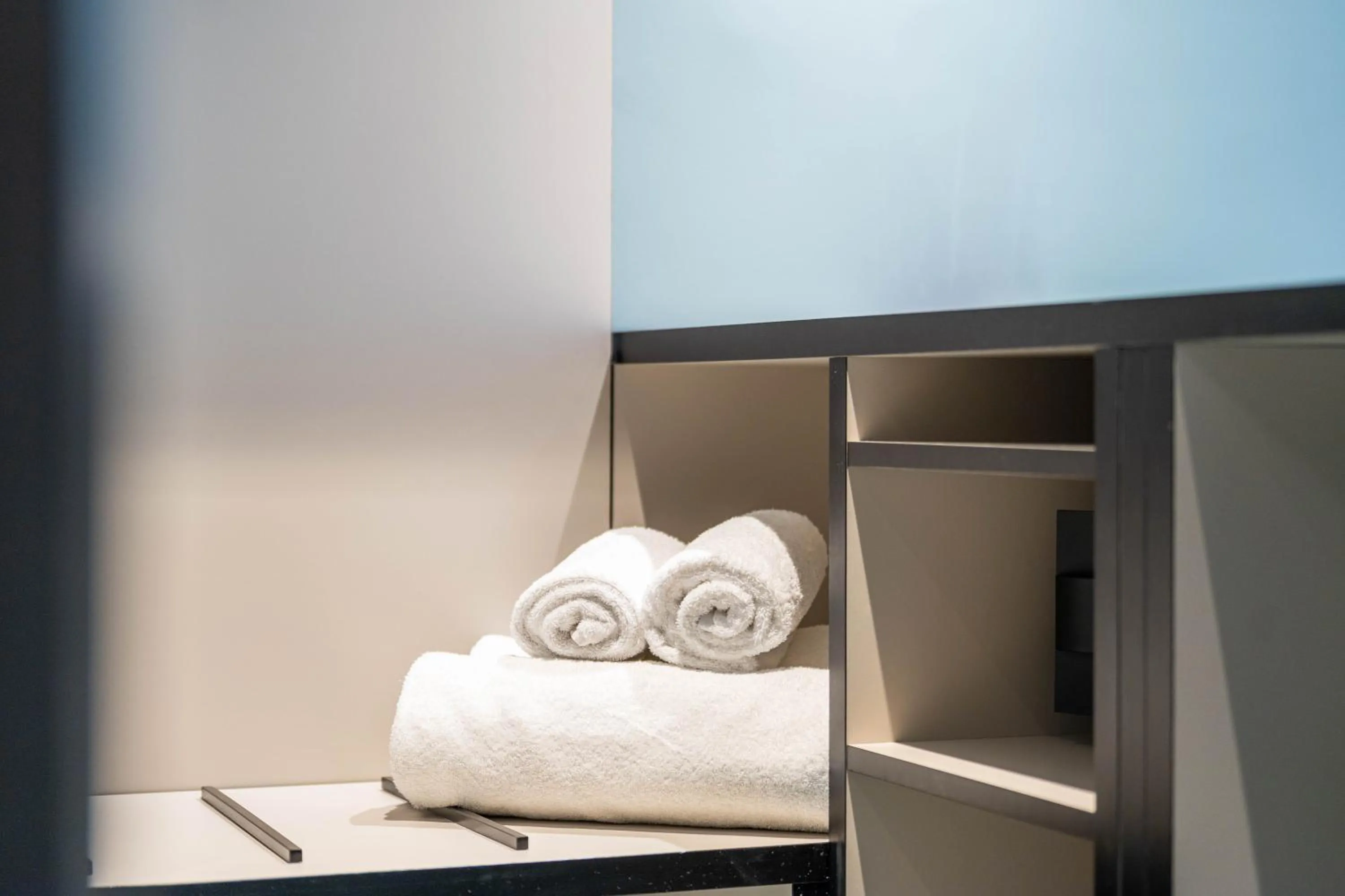 storage, Bed in Hôtel CASA MOHO - Juan-Les-Pins