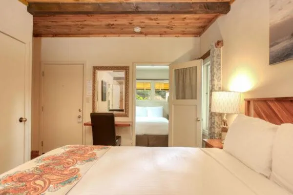 Bedroom, Bed in Fernwood Resort