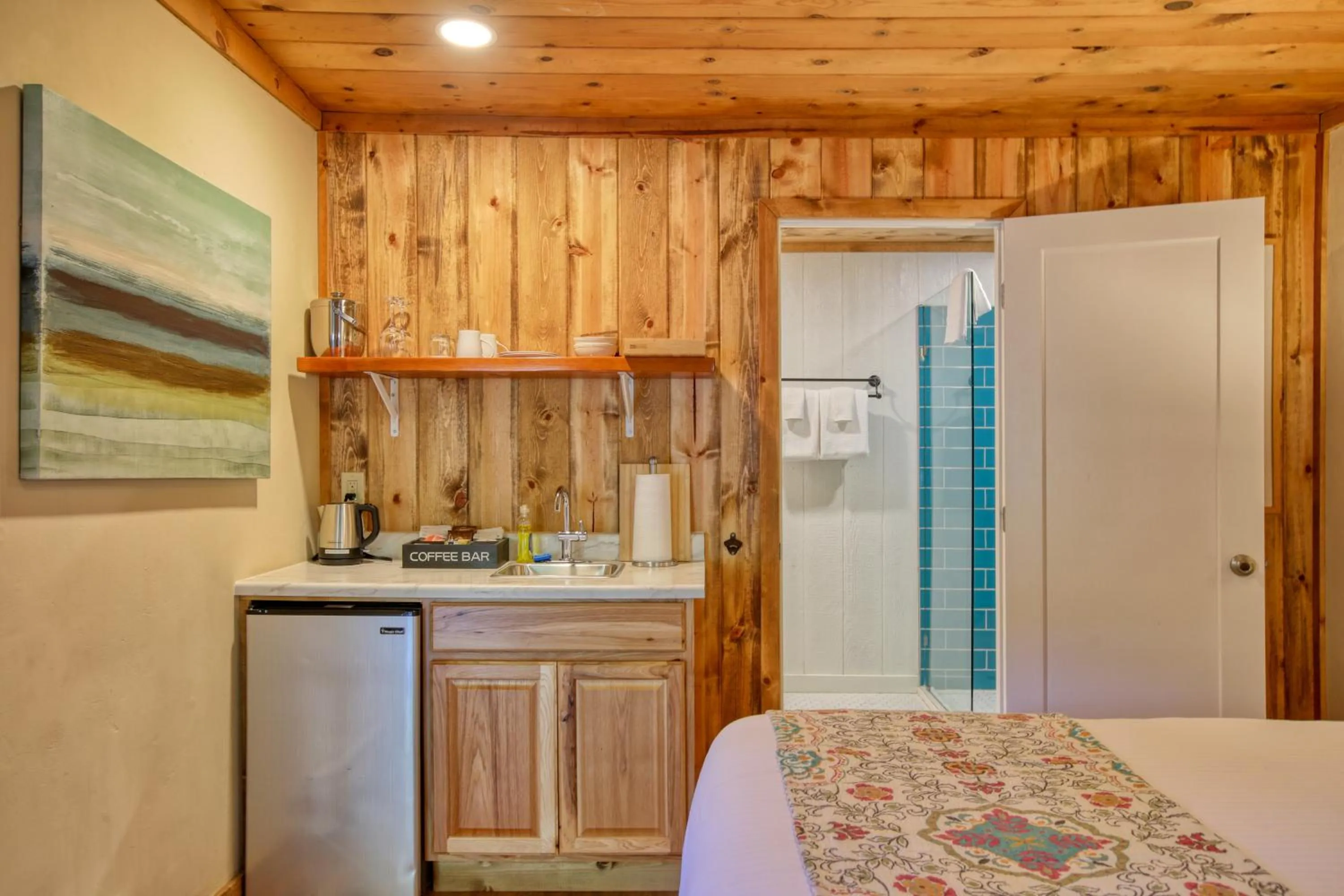 Coffee/tea facilities, Bed in Fernwood Resort