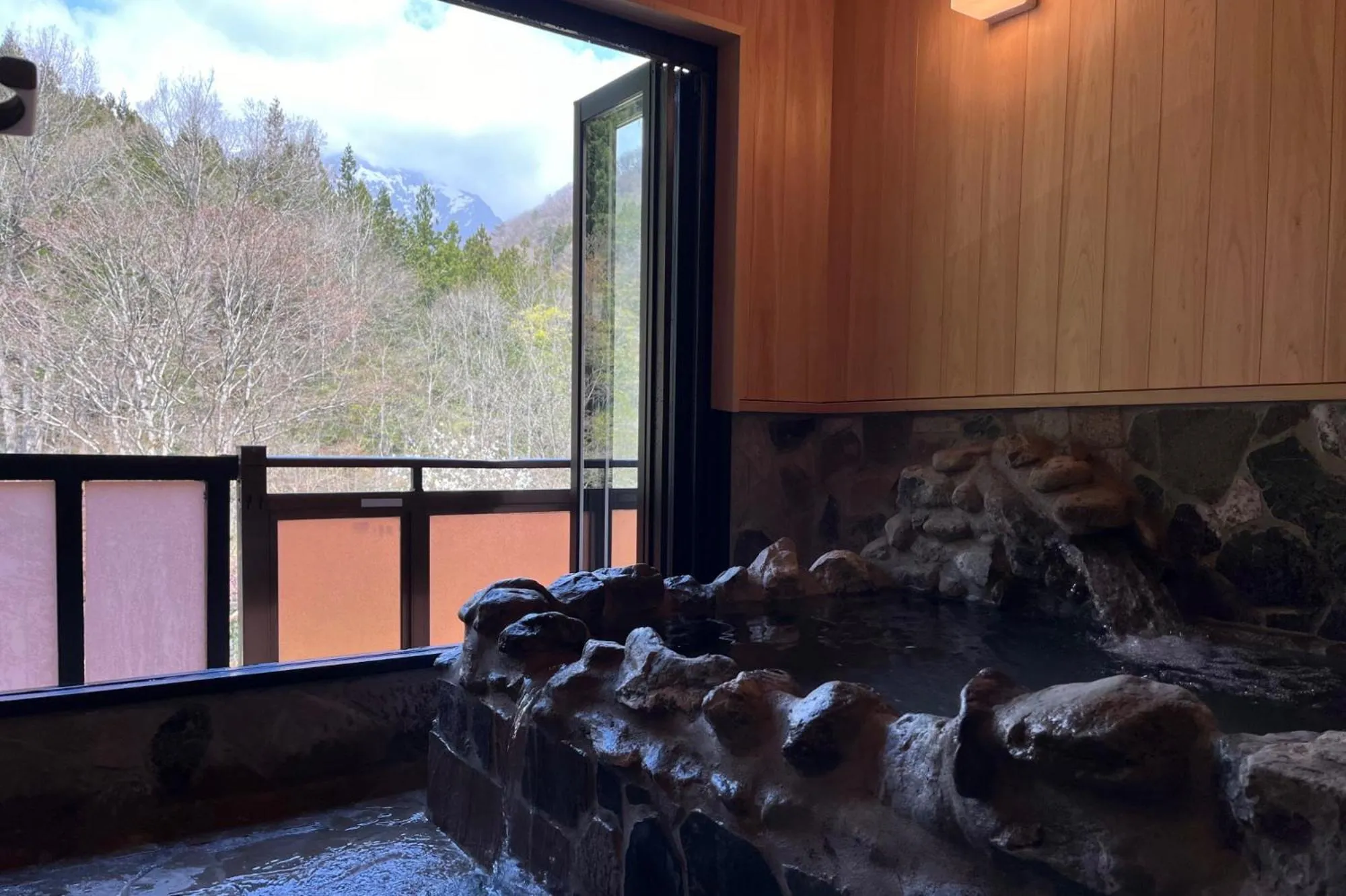 Hot Spring Bath in Minakamisansou