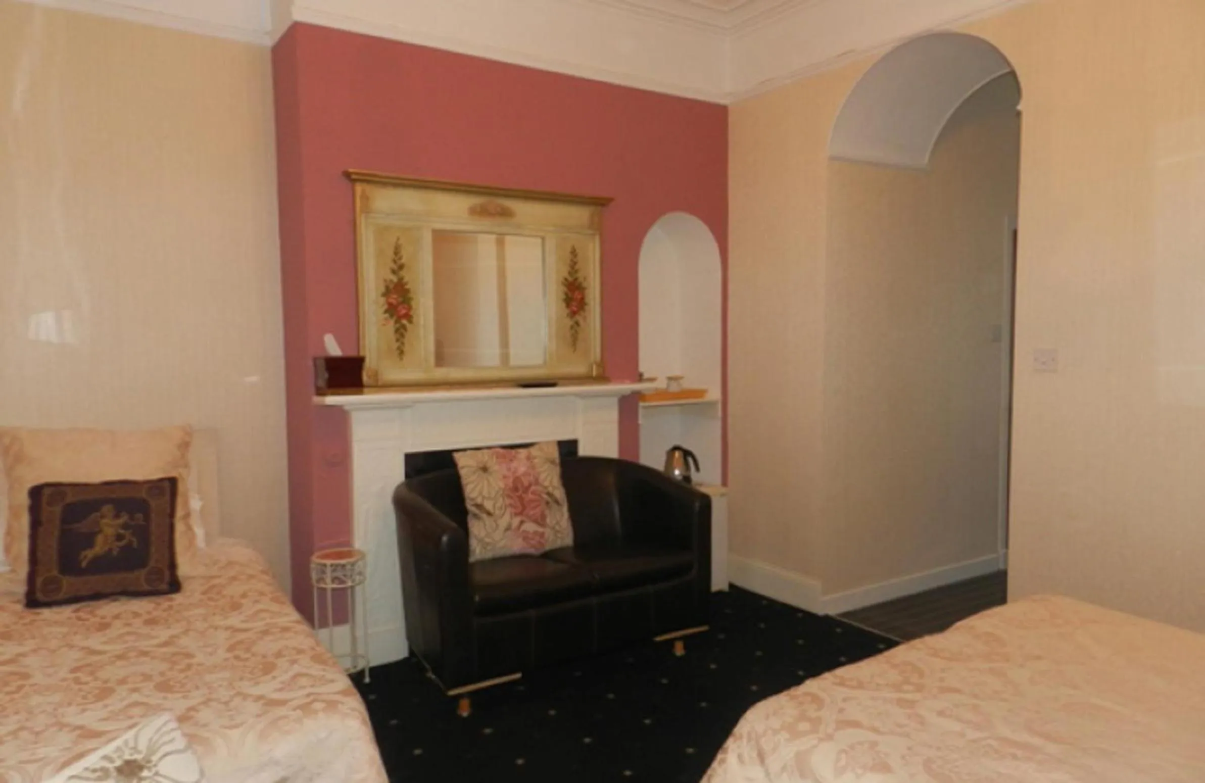 Bedroom, Bed in Albert Hotel