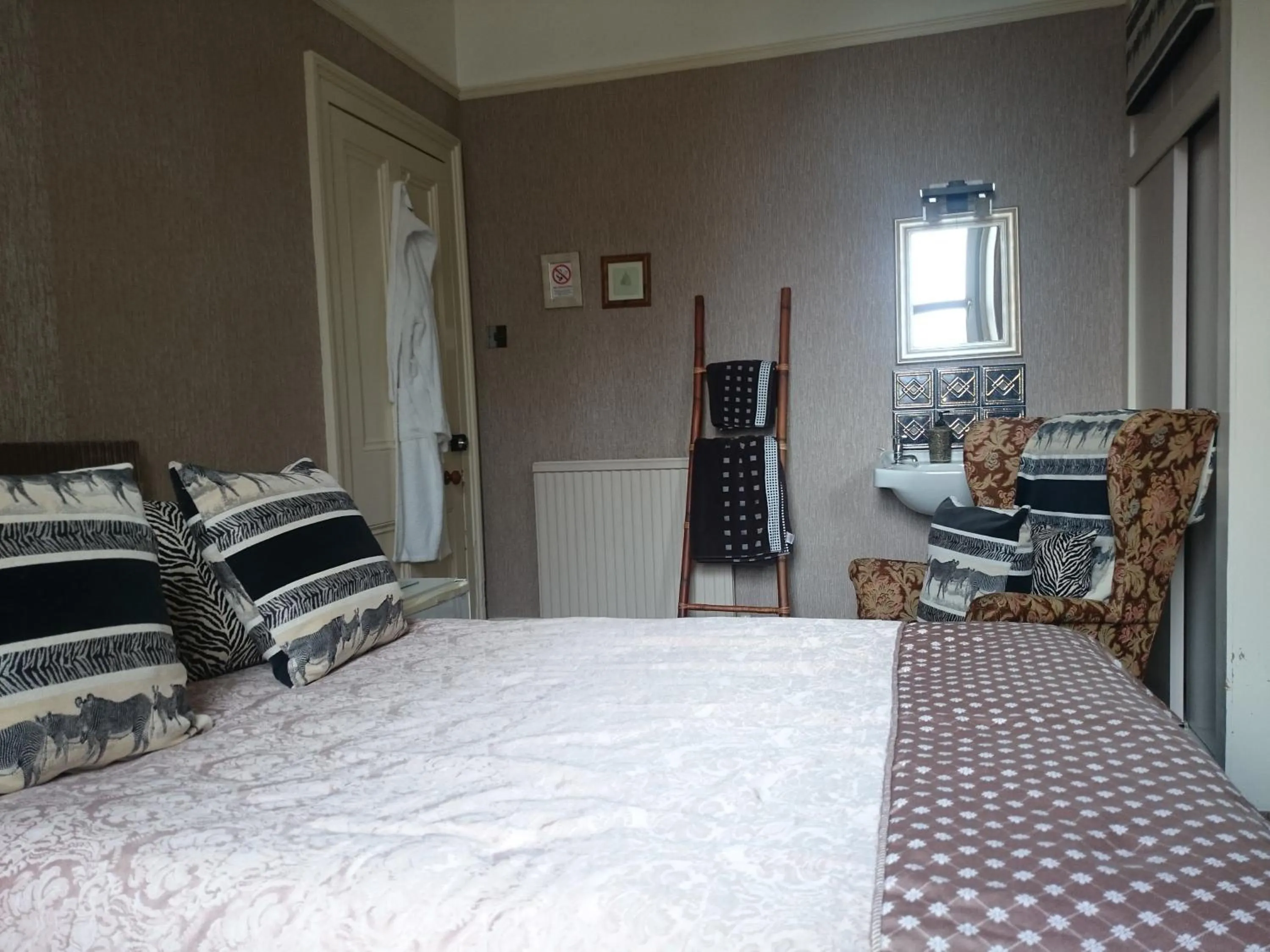 Bedroom, Bed in Albert Hotel